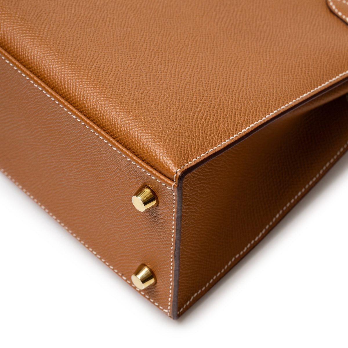 Hermès Kelly 25 Sellier Gold Epsom Gold Hardware angled corner detail with protective gold feet