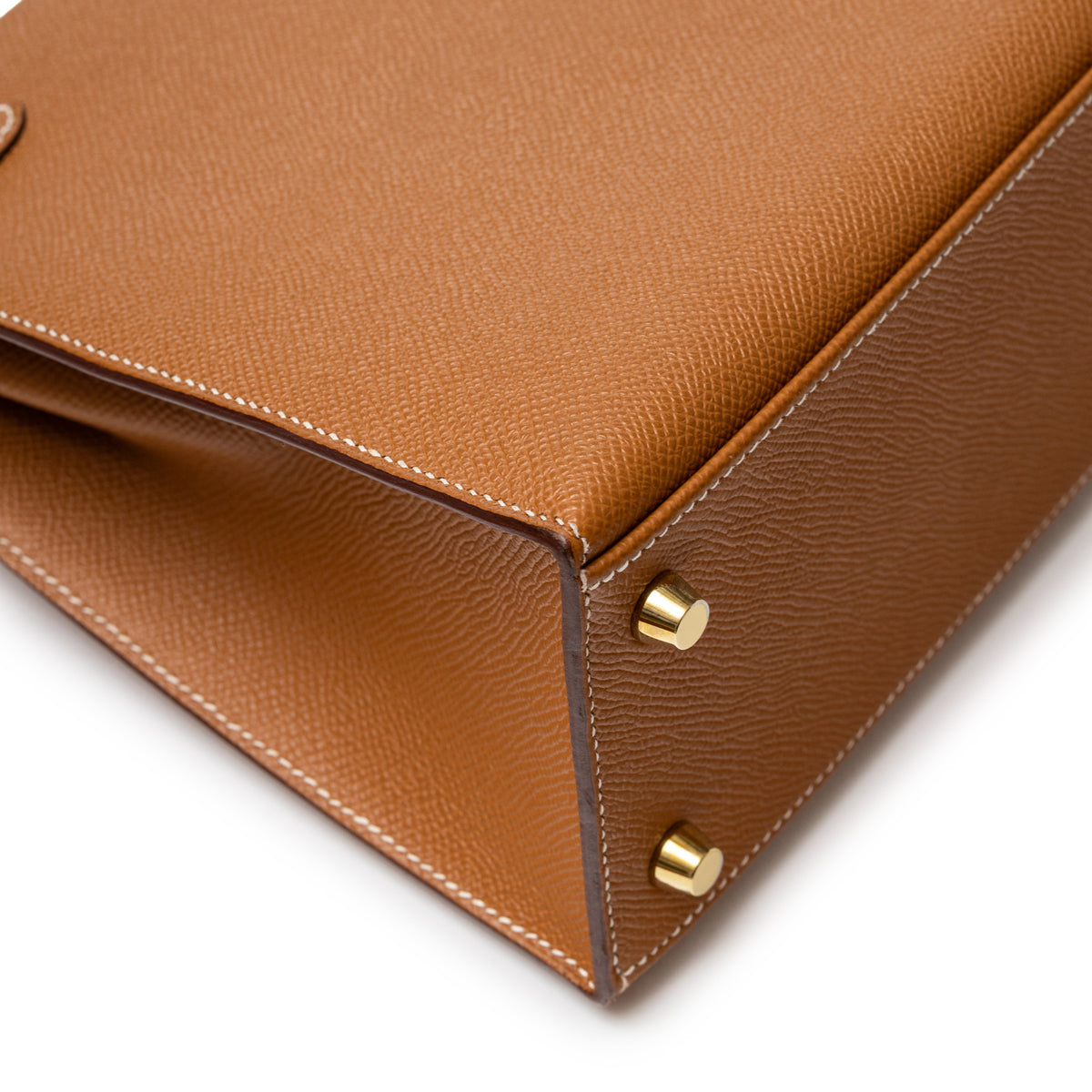 Hermès Kelly 25 Sellier Gold Epsom Gold Hardware corner closeup with gold feet and stitching