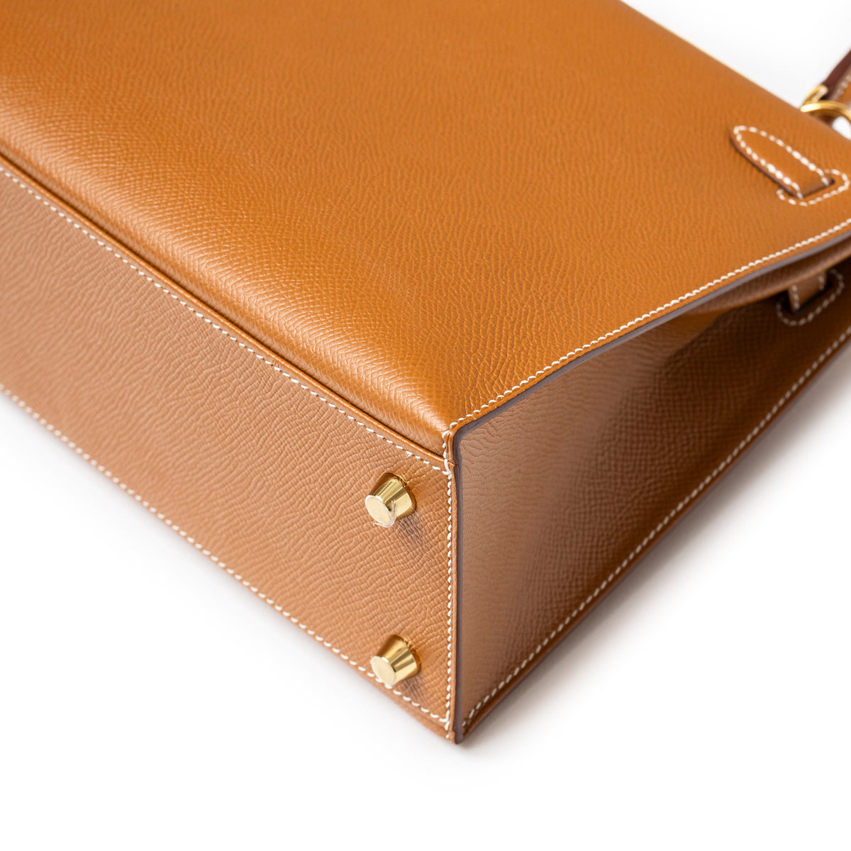 Hermès Kelly 25 Sellier Gold Epsom Gold Hardware close up of structured corner and gold hardware studs