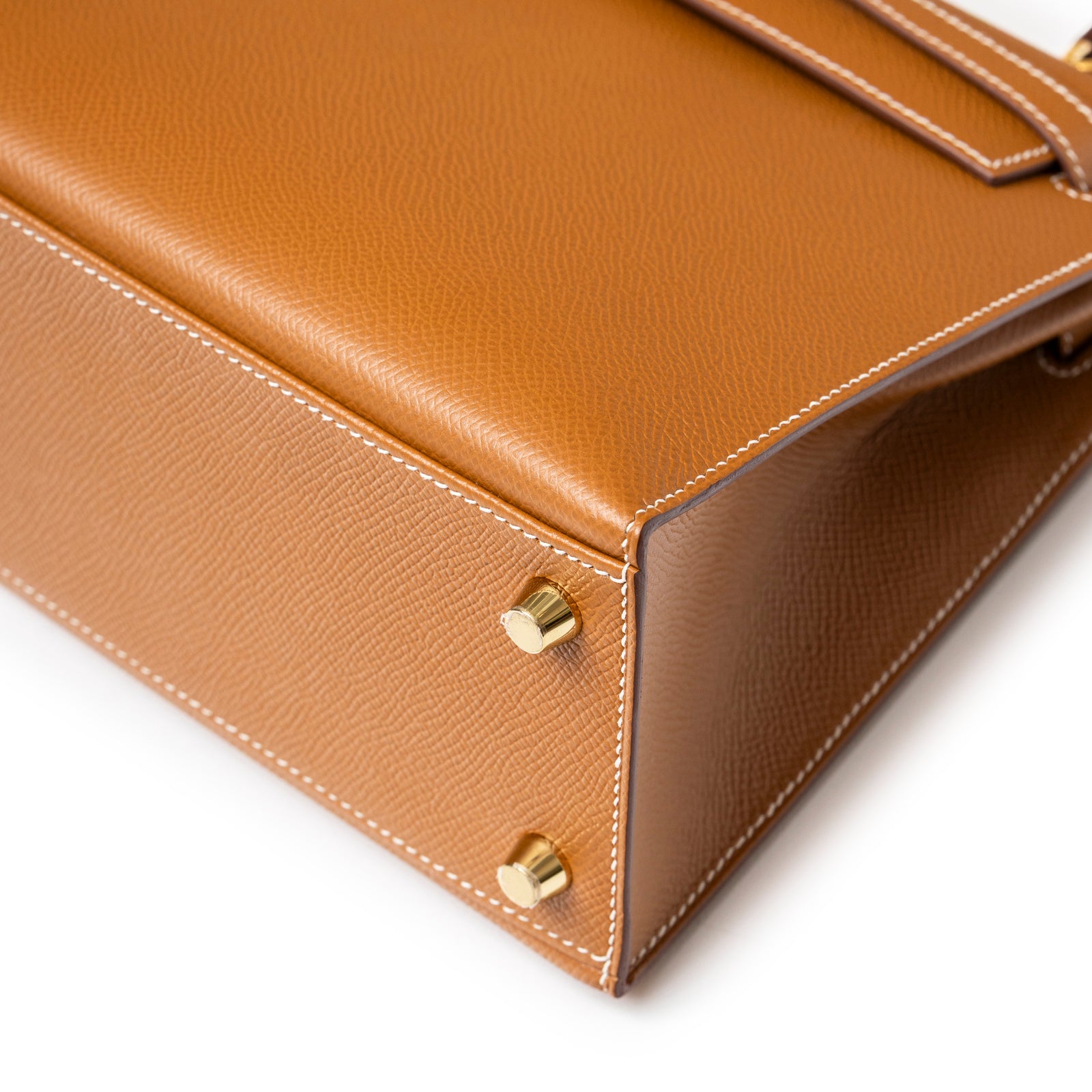 Hermès Kelly 25 Sellier Gold Epsom Gold Hardware angled corner detail with gold studs