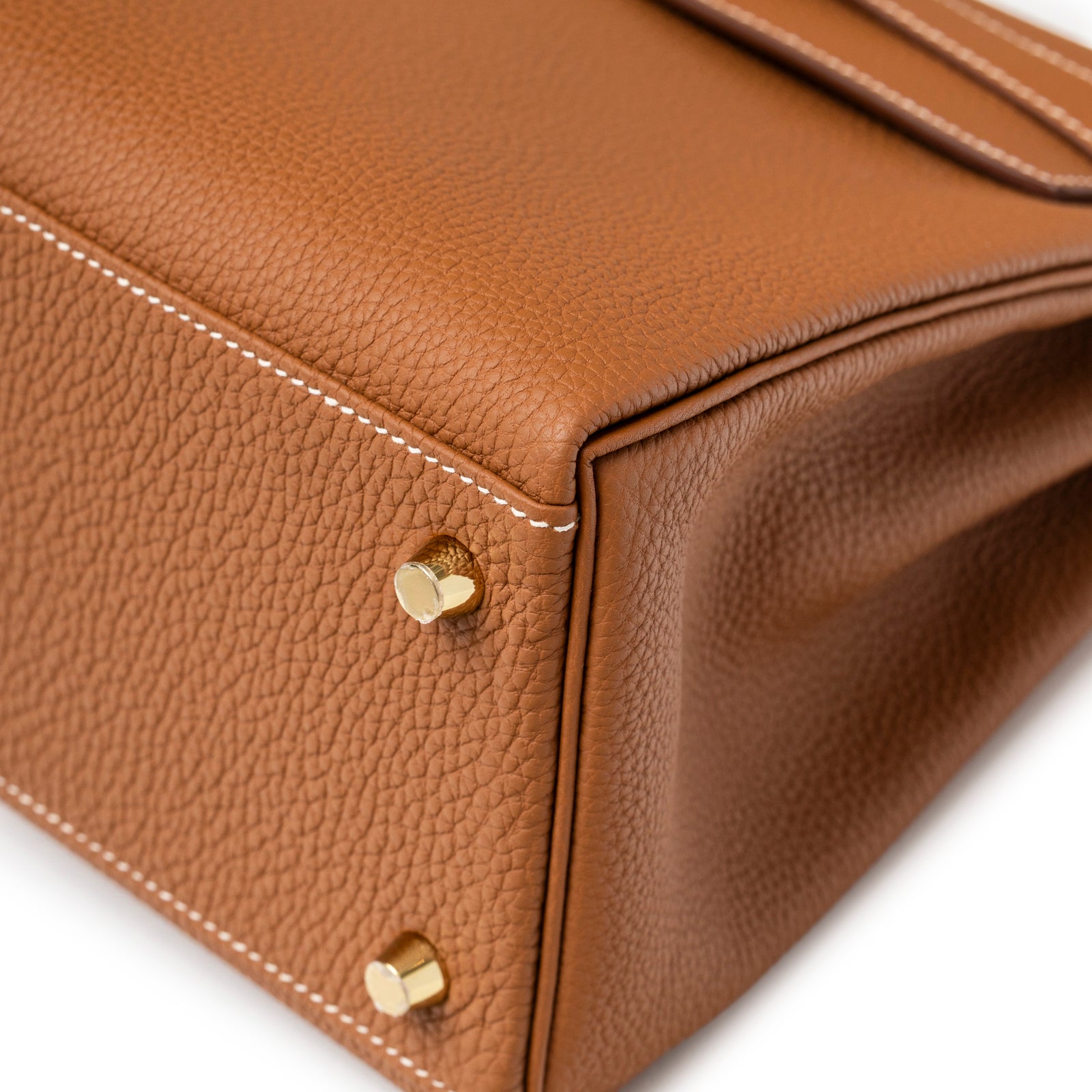 Hermès Kelly 28 Gold Retourne Togo Gold Hardware corner detail with protective feet