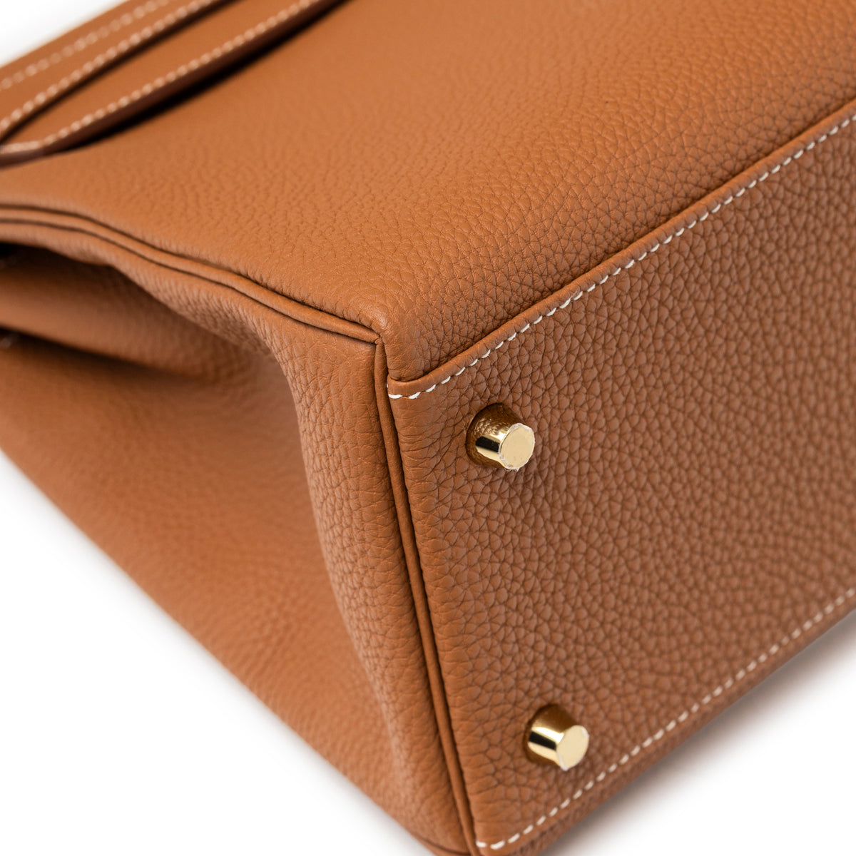 Hermès Kelly 28 Gold Retourne Togo Gold Hardware angled corner close-up with protective feet