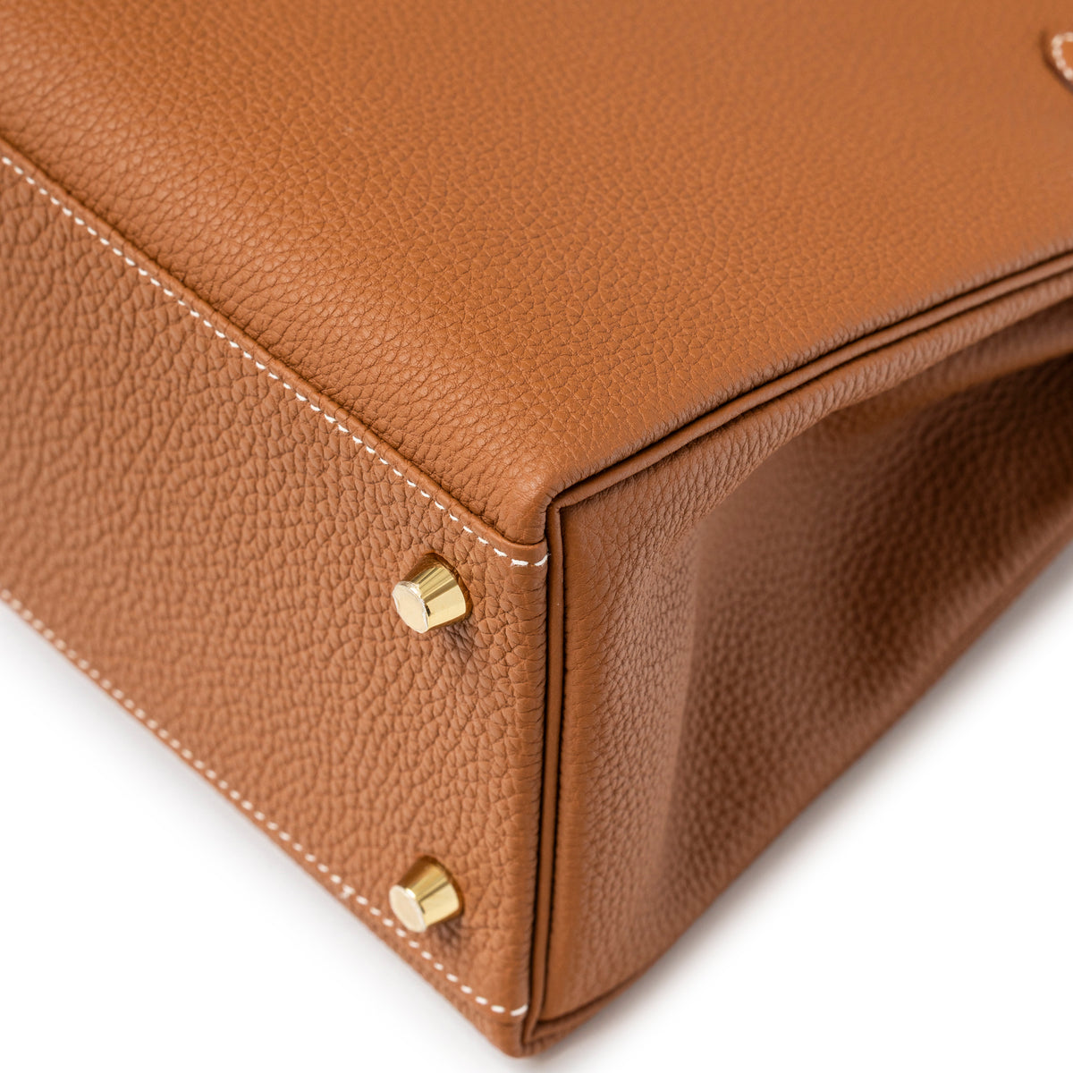 Hermès Kelly 28 Gold Retourne Togo Gold Hardware corner close-up with gold feet and stitching