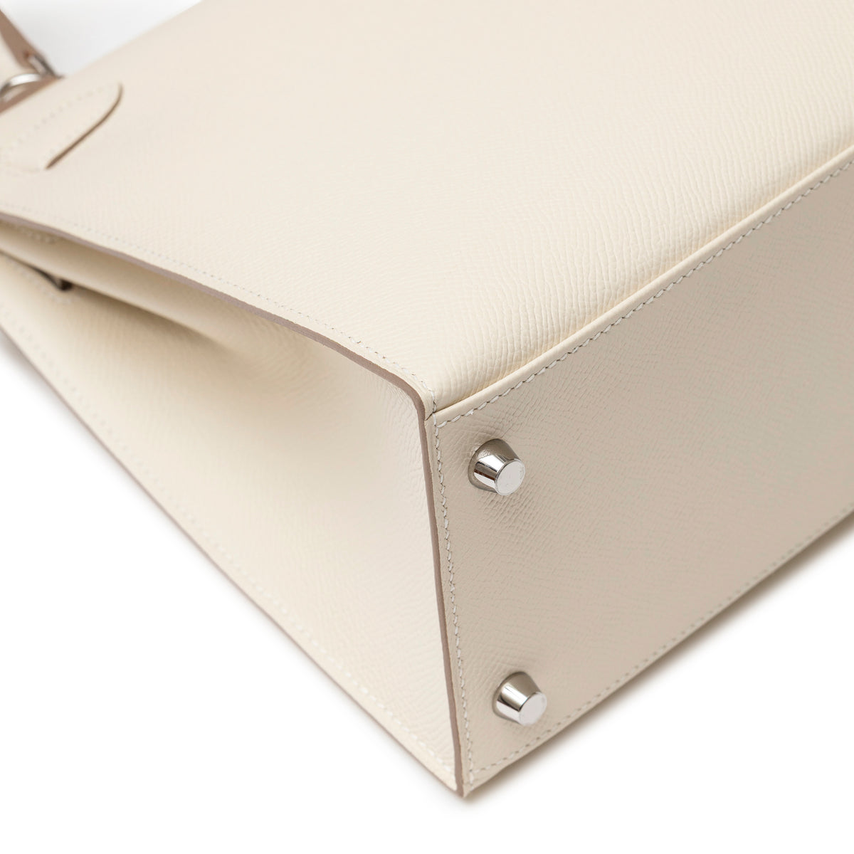 Close-up of base feet and smooth stitching on Hermès Kelly 28 Sellier Craie Epsom Palladium Hardware handbag
