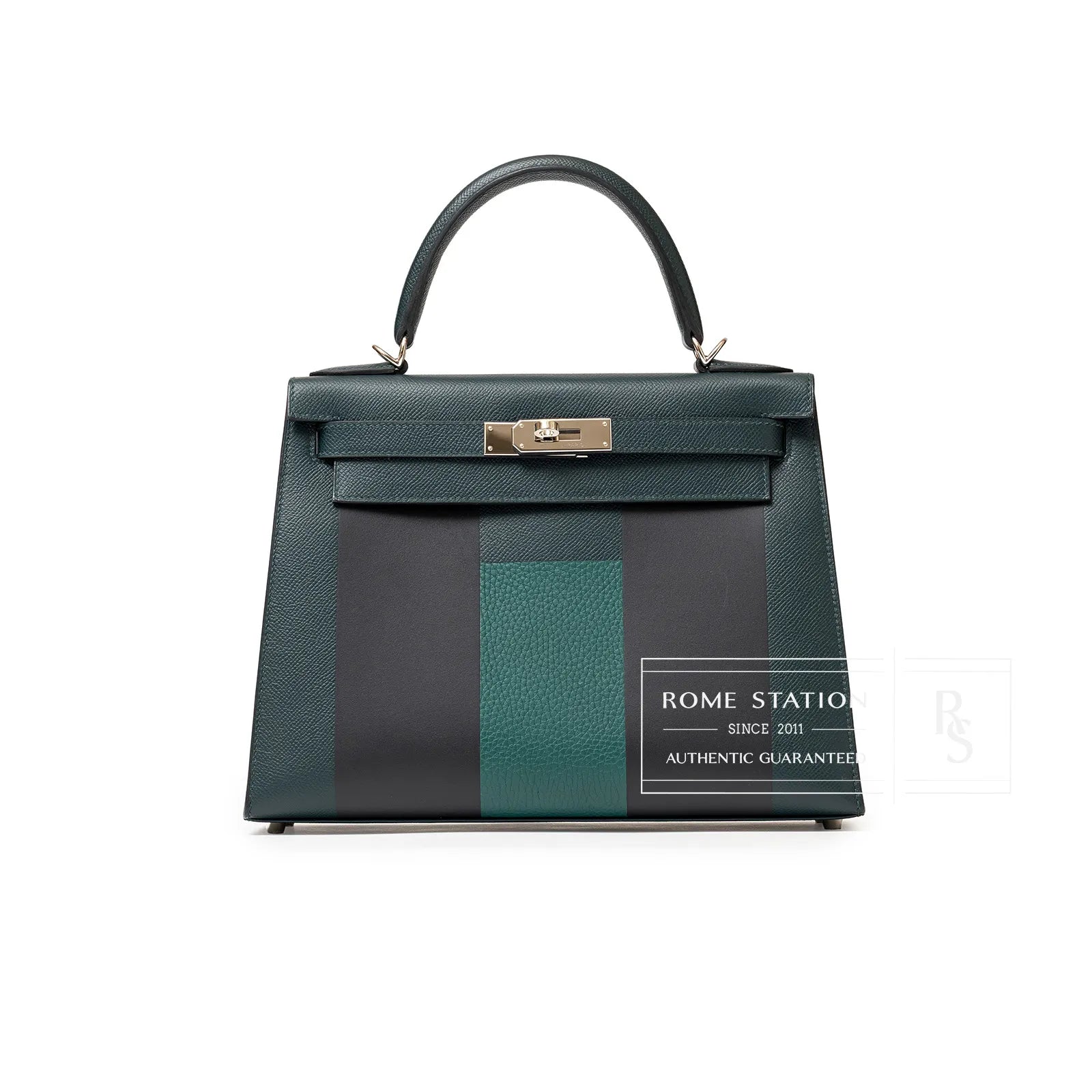 Front view of Hermès Kelly 28 Sellier Lettre H Vert Cypress/Bleu Obscur/Malachite Veau Epsom Palladium Hardware handbag