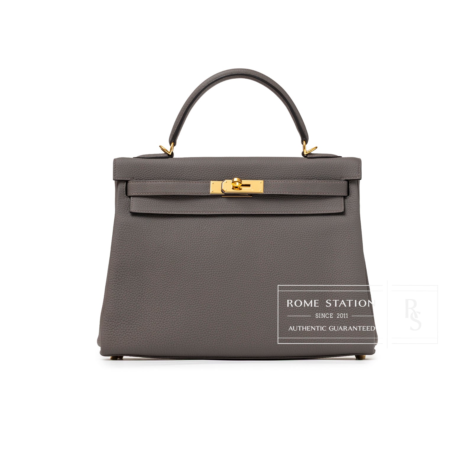 Front view of Hermès Kelly 32 Retourne Etain Togo Gold Hardware handbag showcasing its smooth leather and gold clasp detail