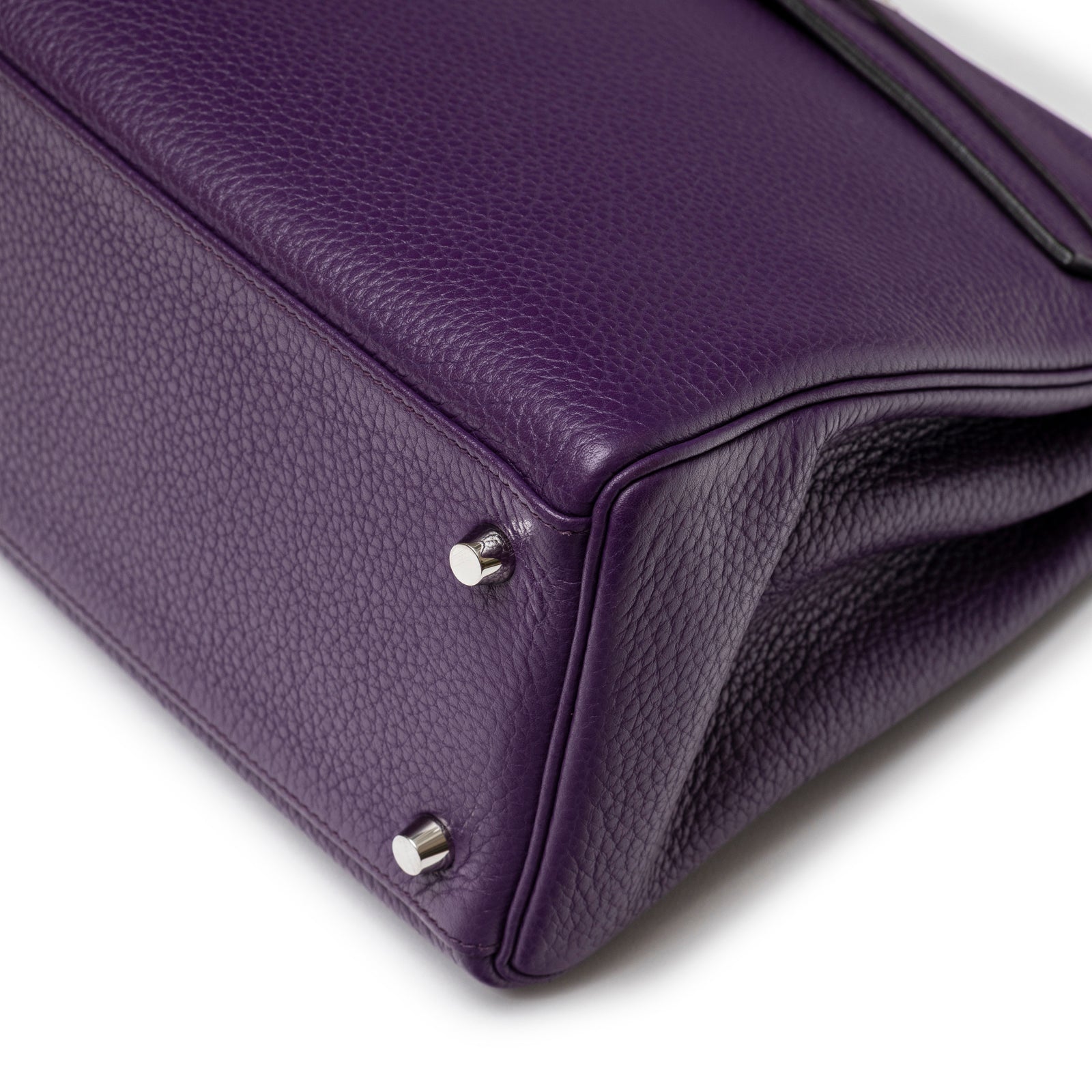 Close-up of base corner showing textured Violet Togo leather and palladium protective feet on Hermès Kelly 32 Violet Togo Palladium Hardware handbag