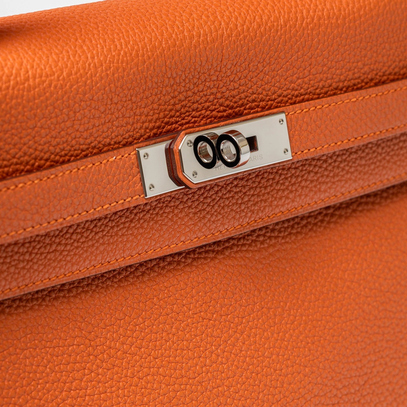 Hermès Kelly 35 Orange Togo Palladium Hardware - Detail