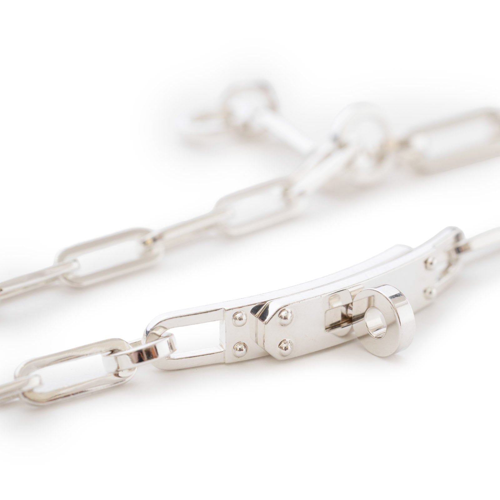 Close-up of the Touret clasp on Hermès Kelly Chain Choker/Bracelet with Touret Clasp Sliver Ag925