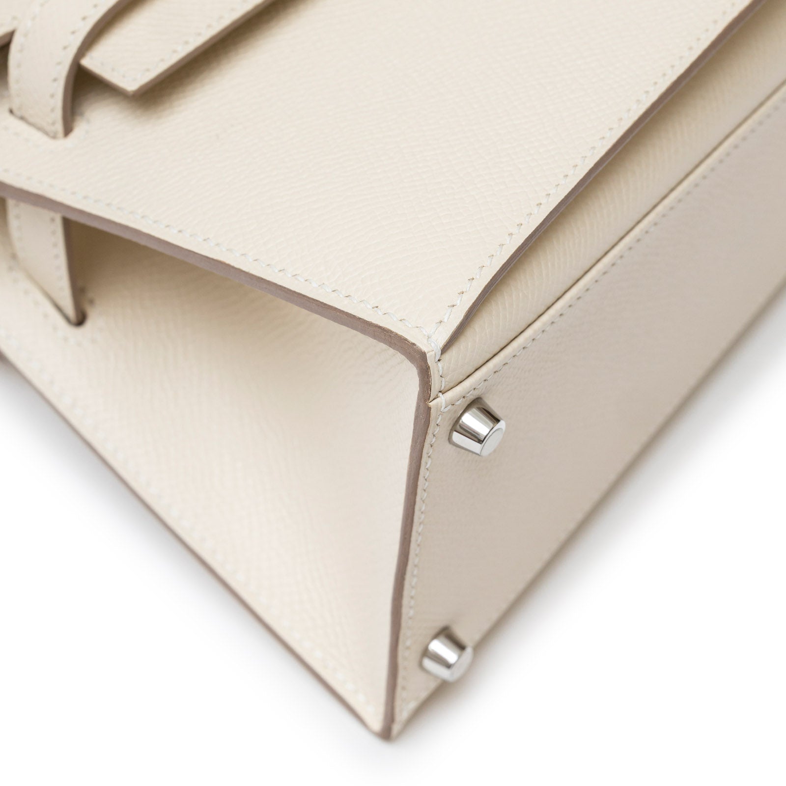 Hermès Kelly Desordre 20 Sellier Craie Epsom Palladium Hardware - Front Corner Left