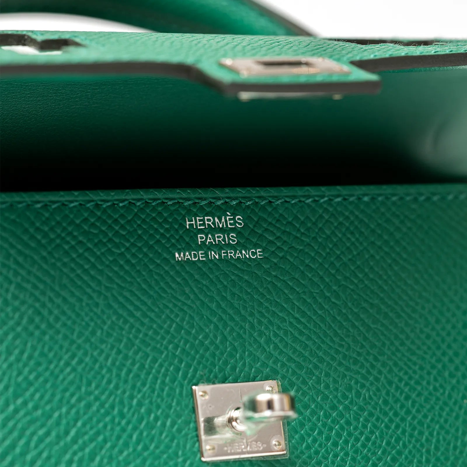 Hermès Kelly Dole Picto Vertigo /Gold/Zanzibar/Misty Epsom Palladium Hardware bag interior with visible clasp