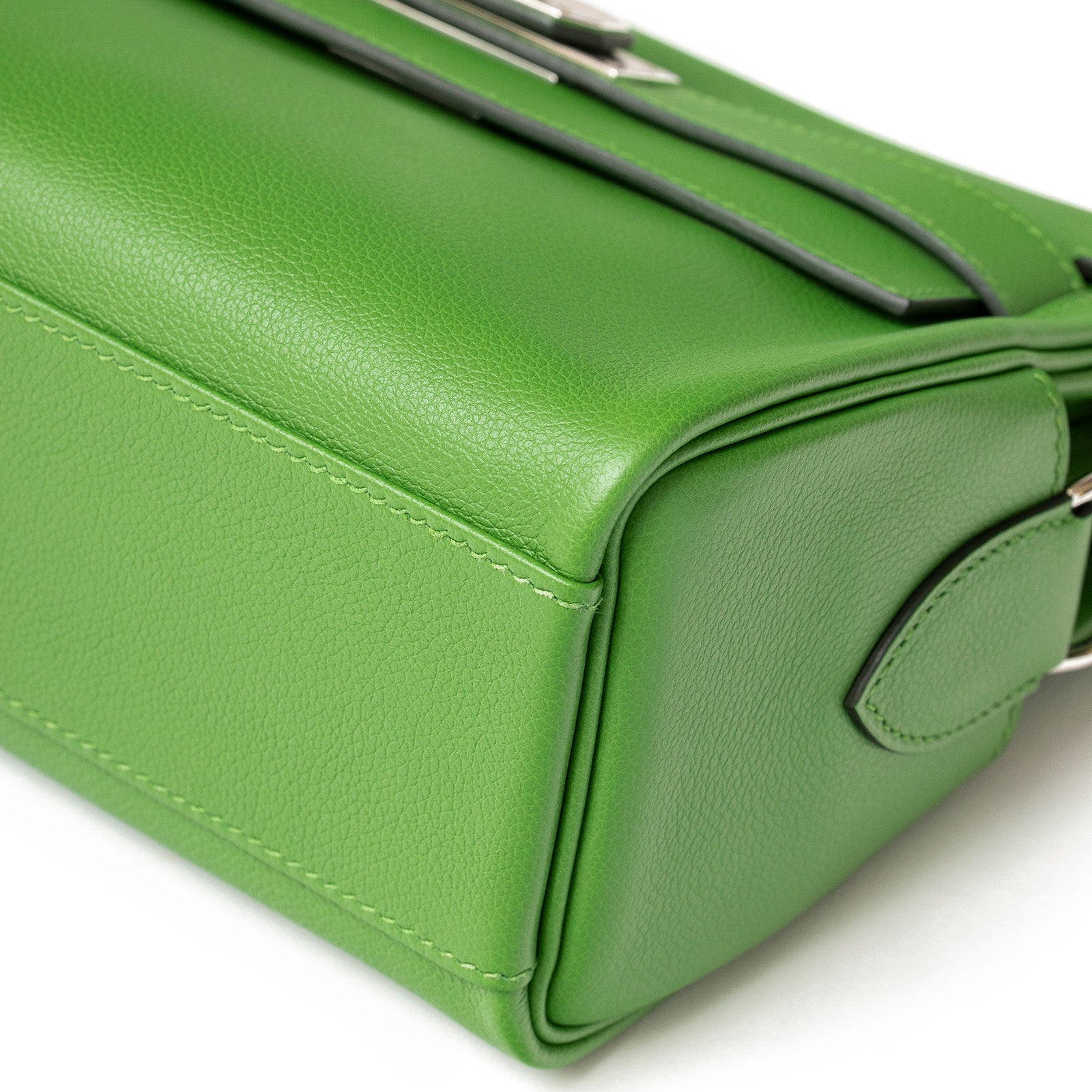 Hermès Kelly Messenger PM Vert Yucca Evercolor Palladium Hardware handbag with stitching detail and side view of sleek rectangular design.