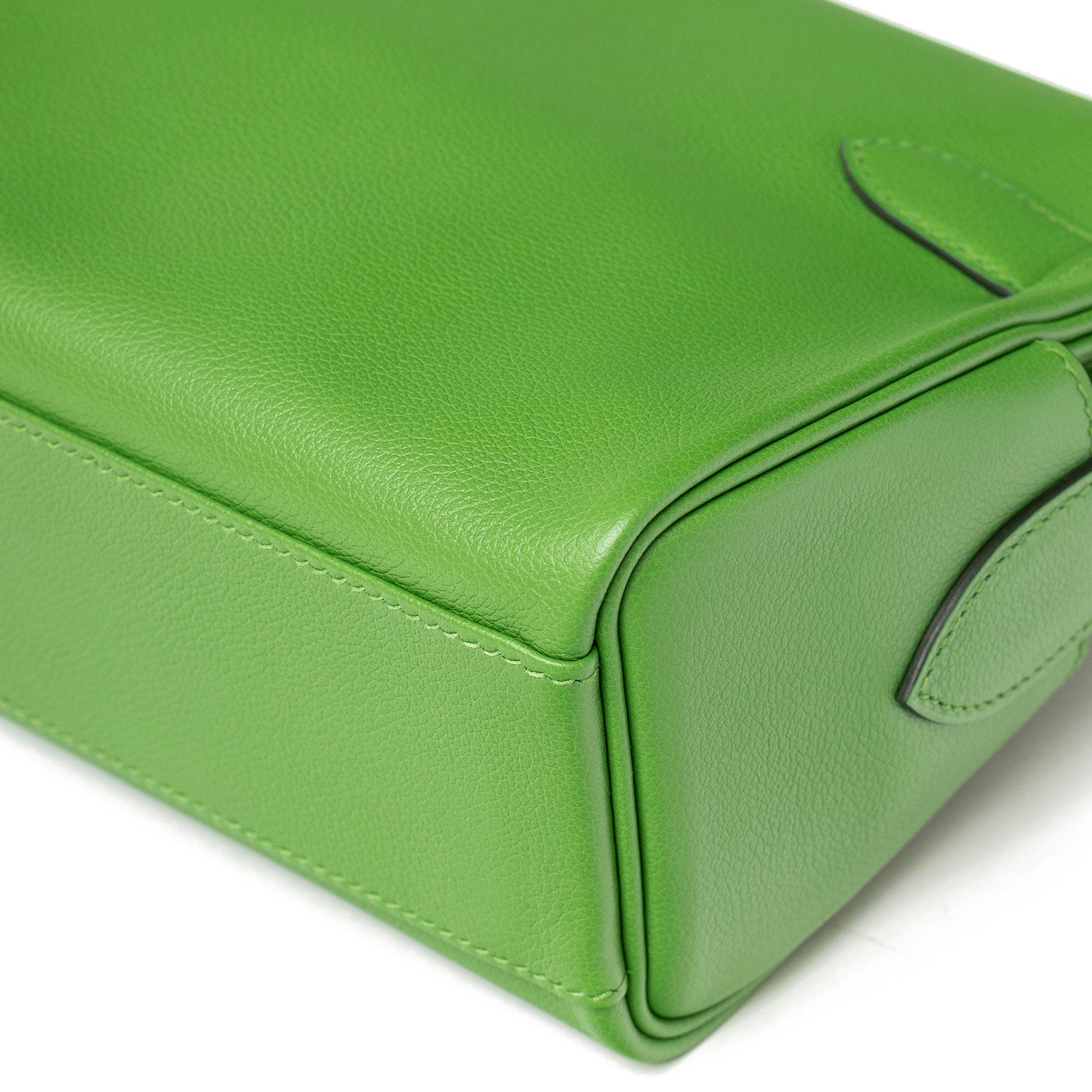 Hermès Kelly Messenger PM Vert Yucca Evercolor Palladium Hardware handbag corner, detailed stitching, side view.