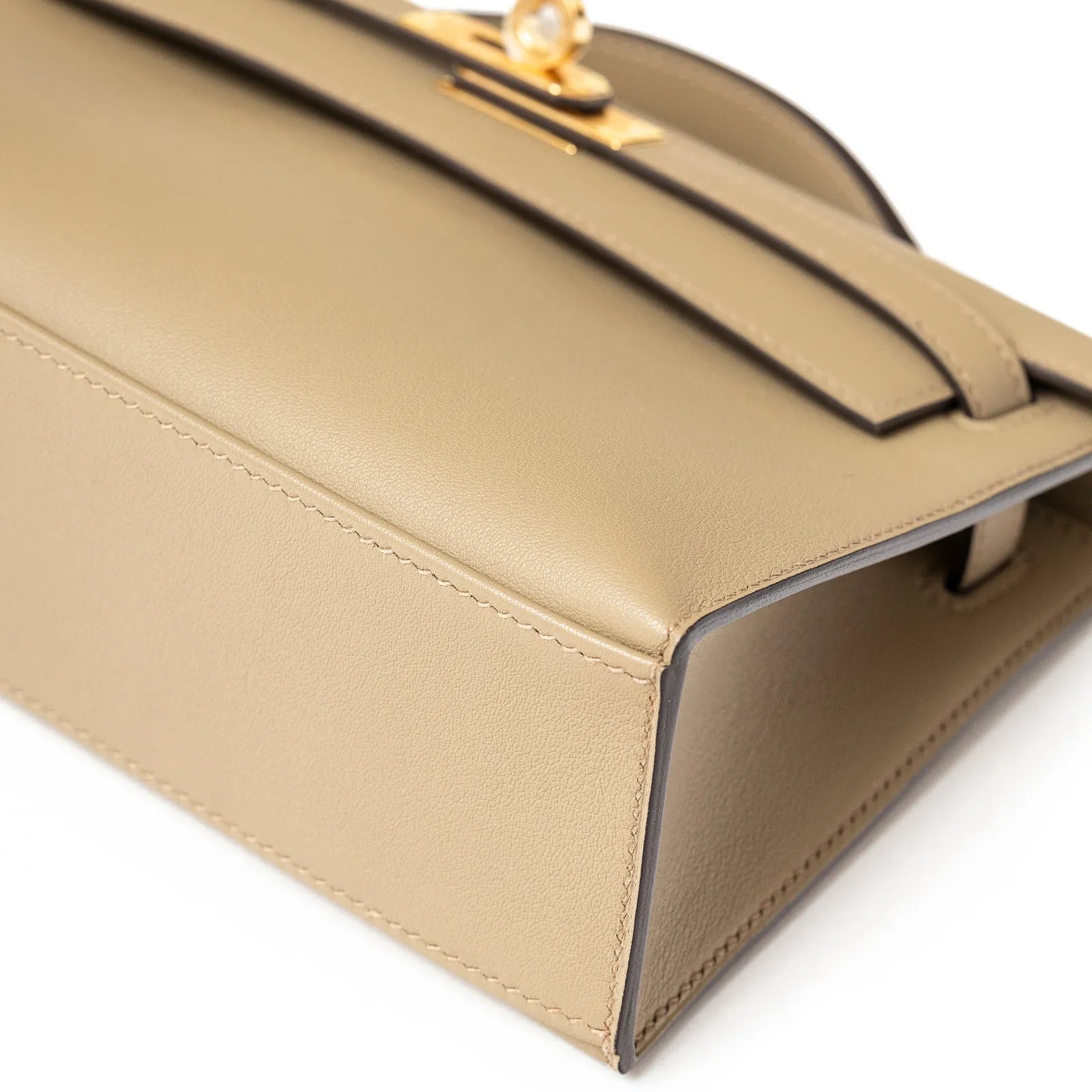 Close-up view of the smooth leather and elegant stitching on the Hermès Kelly Pochette Beige Marfa Swift Gold Hardware handbag