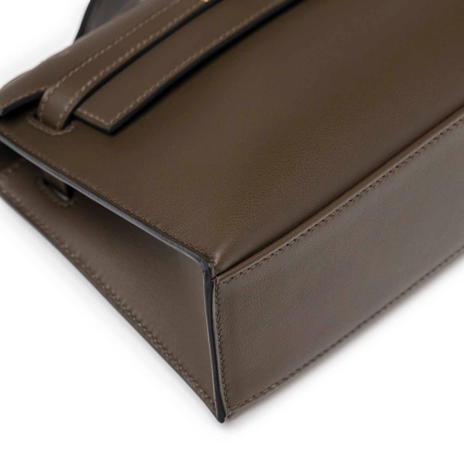 Close-up of bottom corner and stitching on Hermès Kelly Pochette Vert Loden Swift Permabrass Hardware handbag