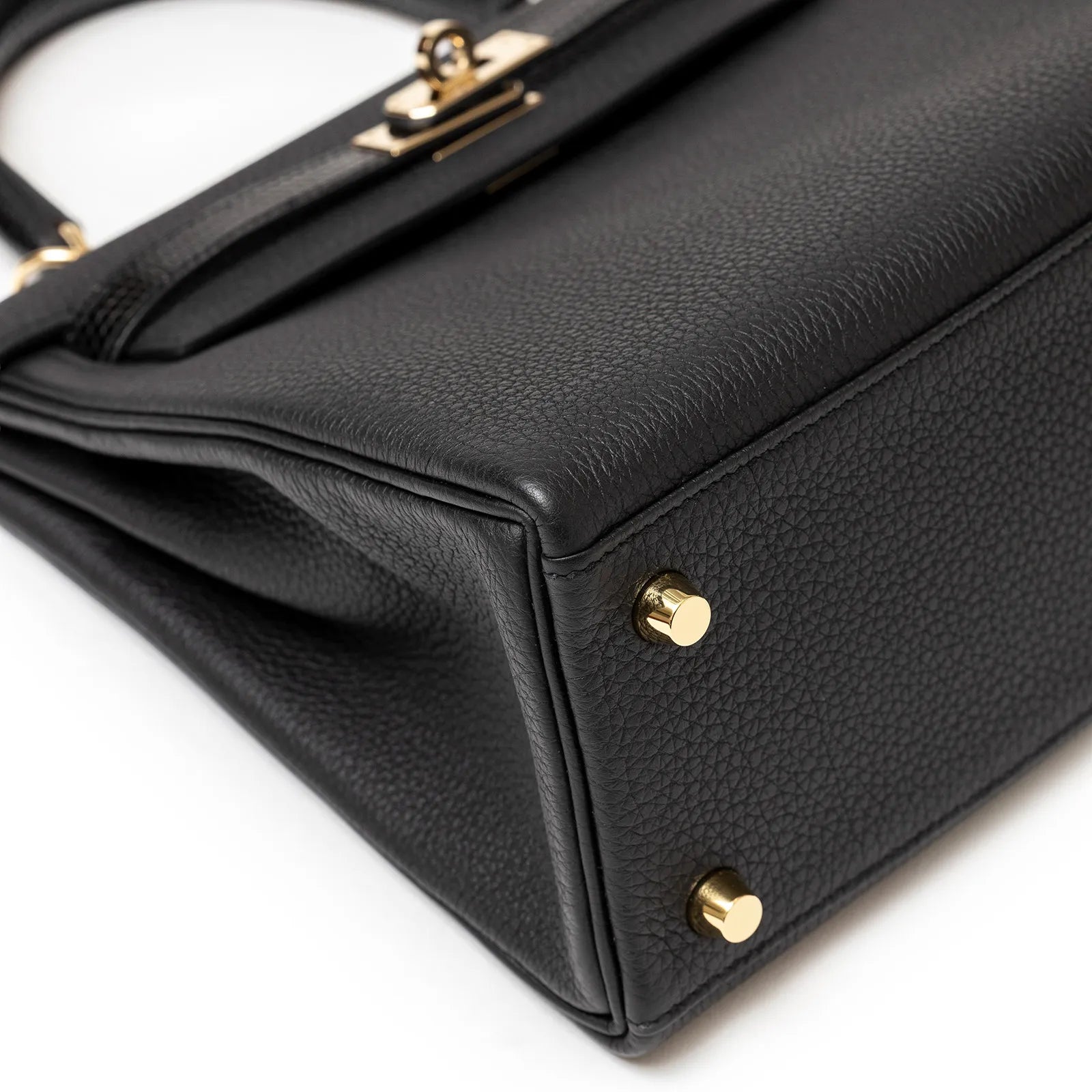 Hermès Kelly 25 Retourne Black Touch Togo/Lizard Permabrass Hardware with gold studs, side view showing textured material and hardware detail.