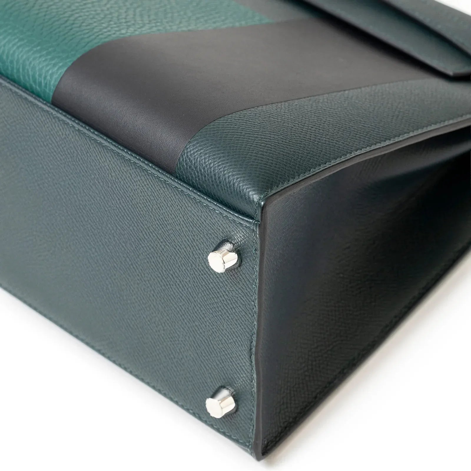 Close-up of bottom corner showing textured leather and metal feet on Hermès Kelly 28 Sellier Lettre H Vert Cypress/Bleu Obscur/Malachite Veau Epsom Palladium Hardware