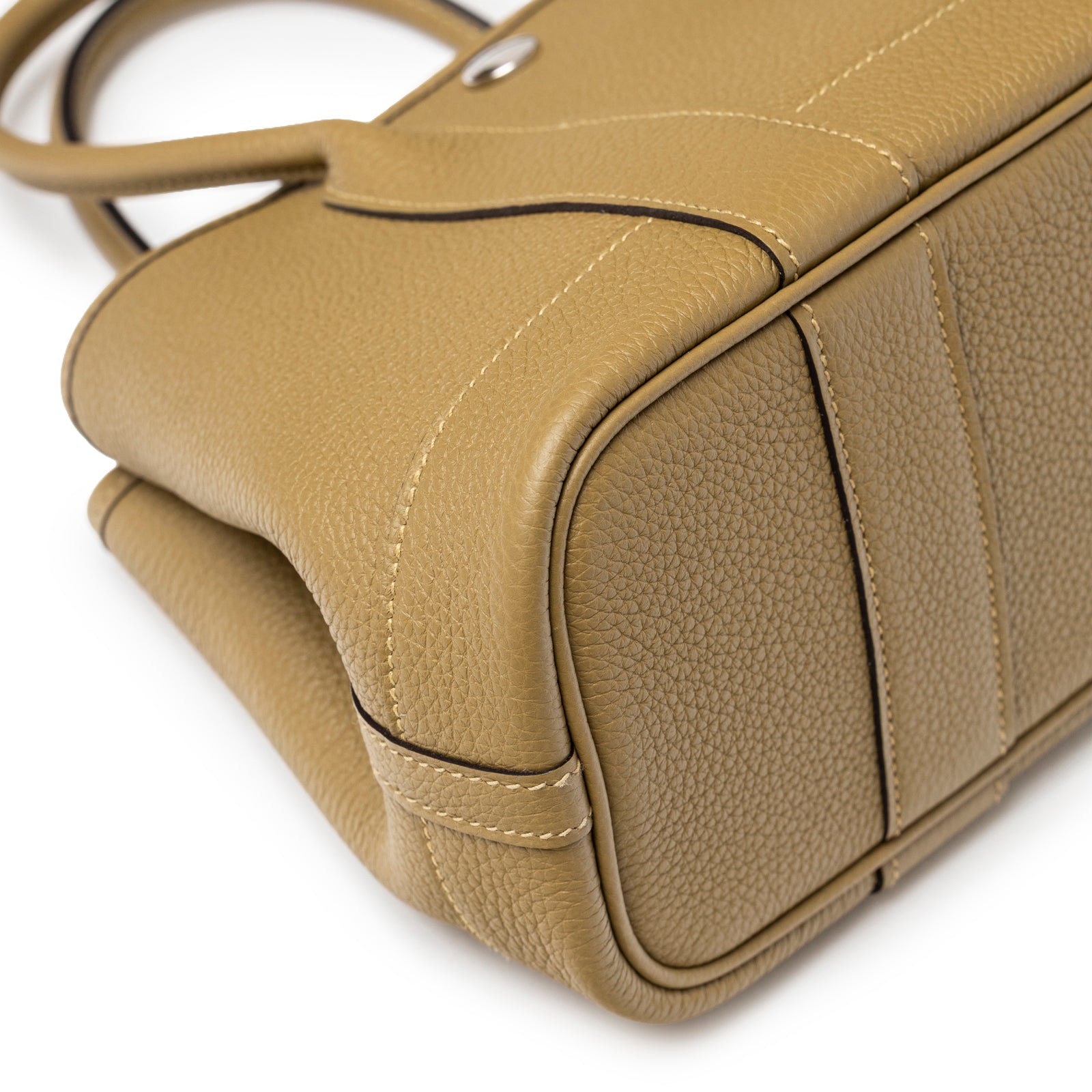 Close-up angled view of corner and pebbled texture on Hermès Mini Garden Party Neo 23 Dune Negonda Palladium Hardware
