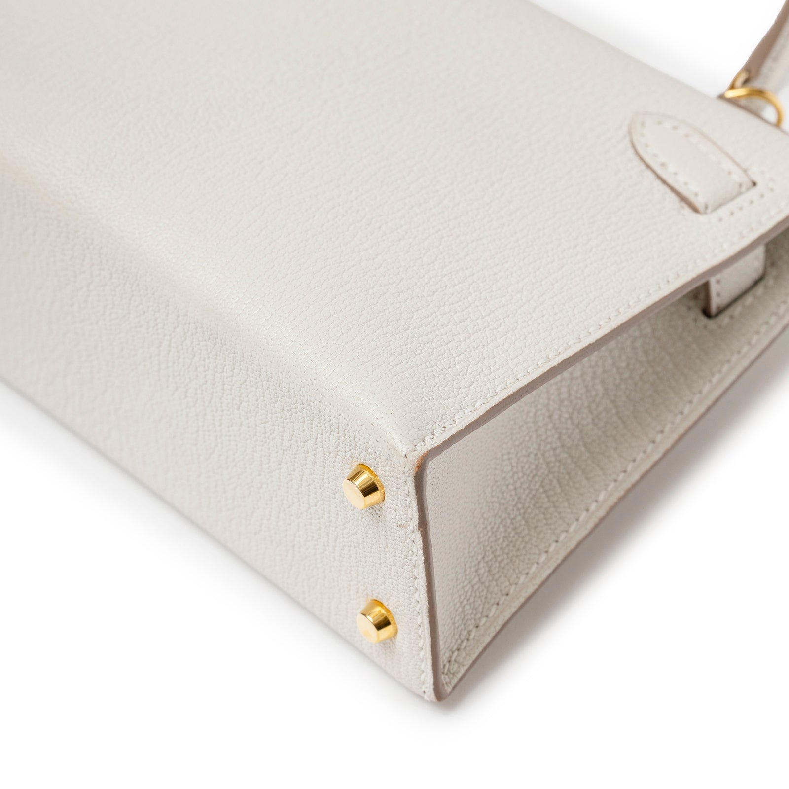 Hermès Mini Kelly II Sellier Mushroom Chevre Mysore Gold Hardware bottom corner close-up with gold feet
