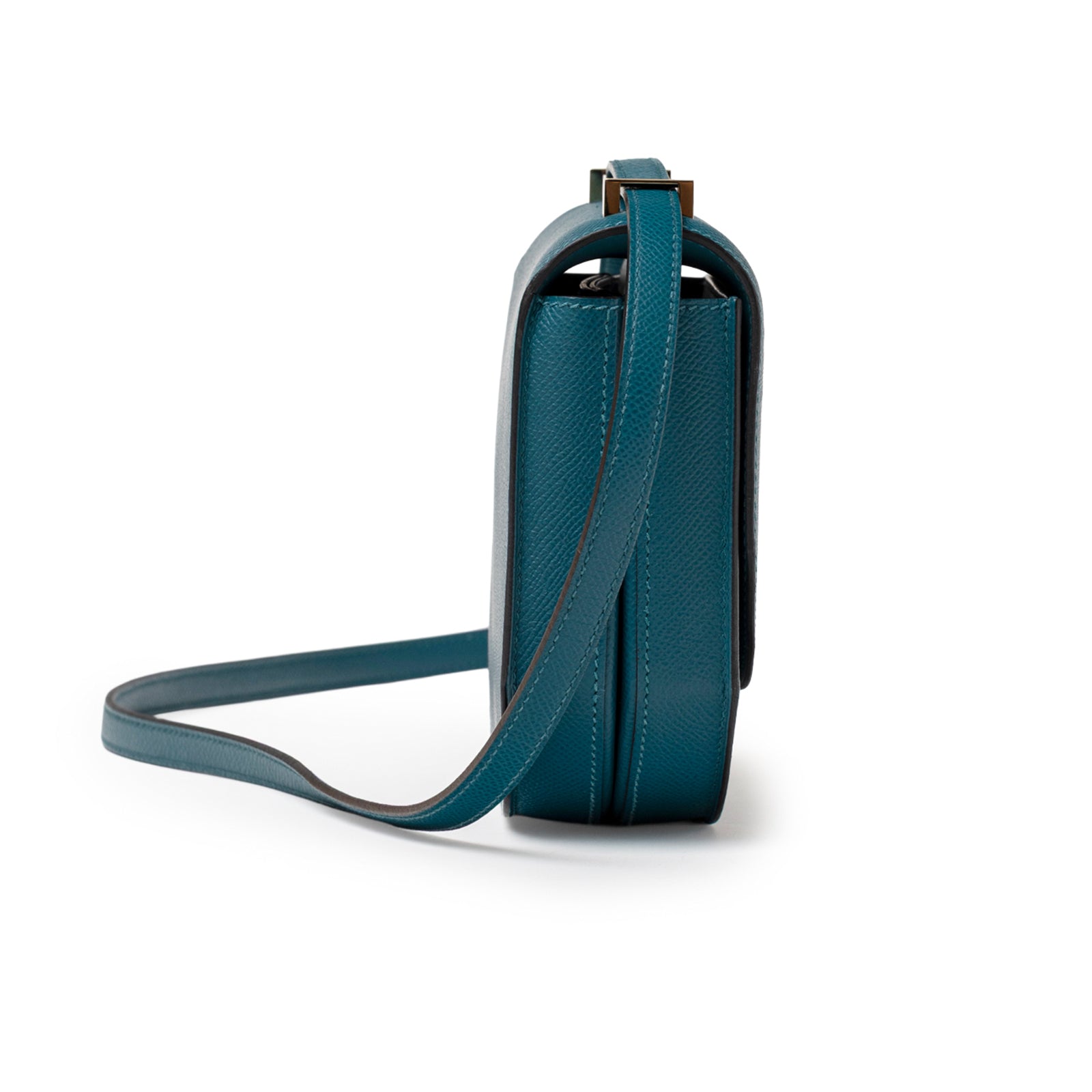 Side profile of Hermès Mosaique Au 24-17 Blue Epsom Permabrass Hardware showing smooth leather and strap detail