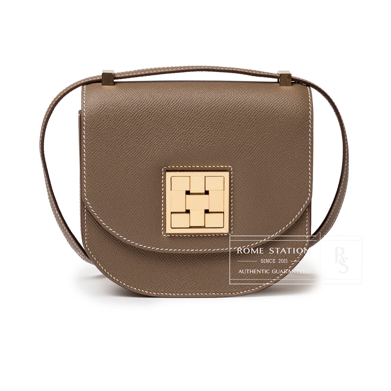 Front view of Hermès Mosaique Au 24-17 Etoupe Epsom Permabrass Hardware showing textured leather and square clasp detail