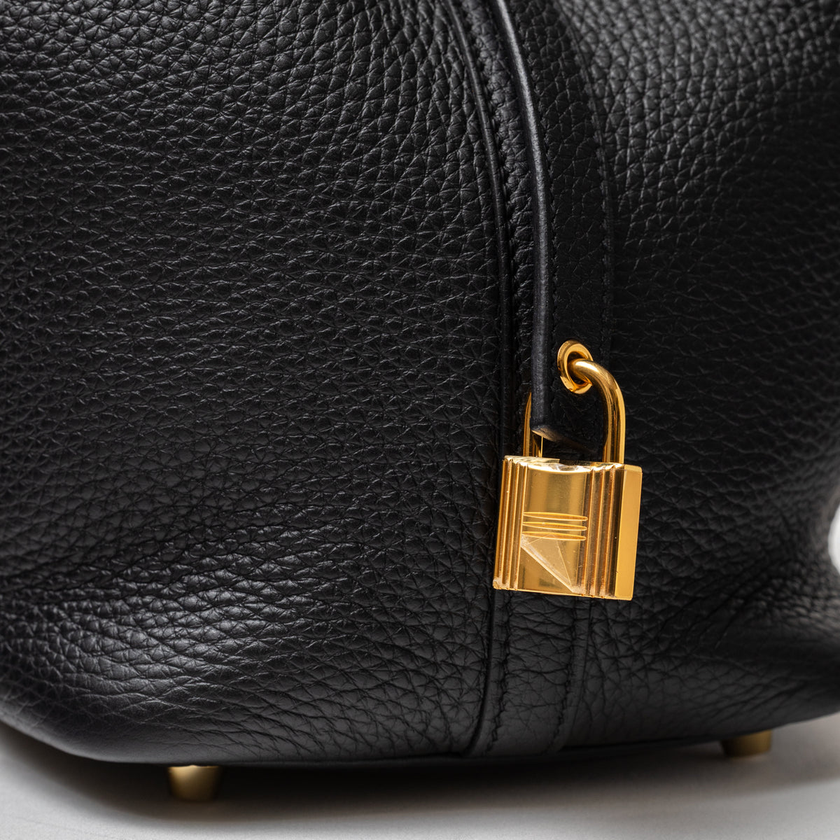 Hermès Picotin 18 Black Clemence Gold Hardware padlock and feet closeup