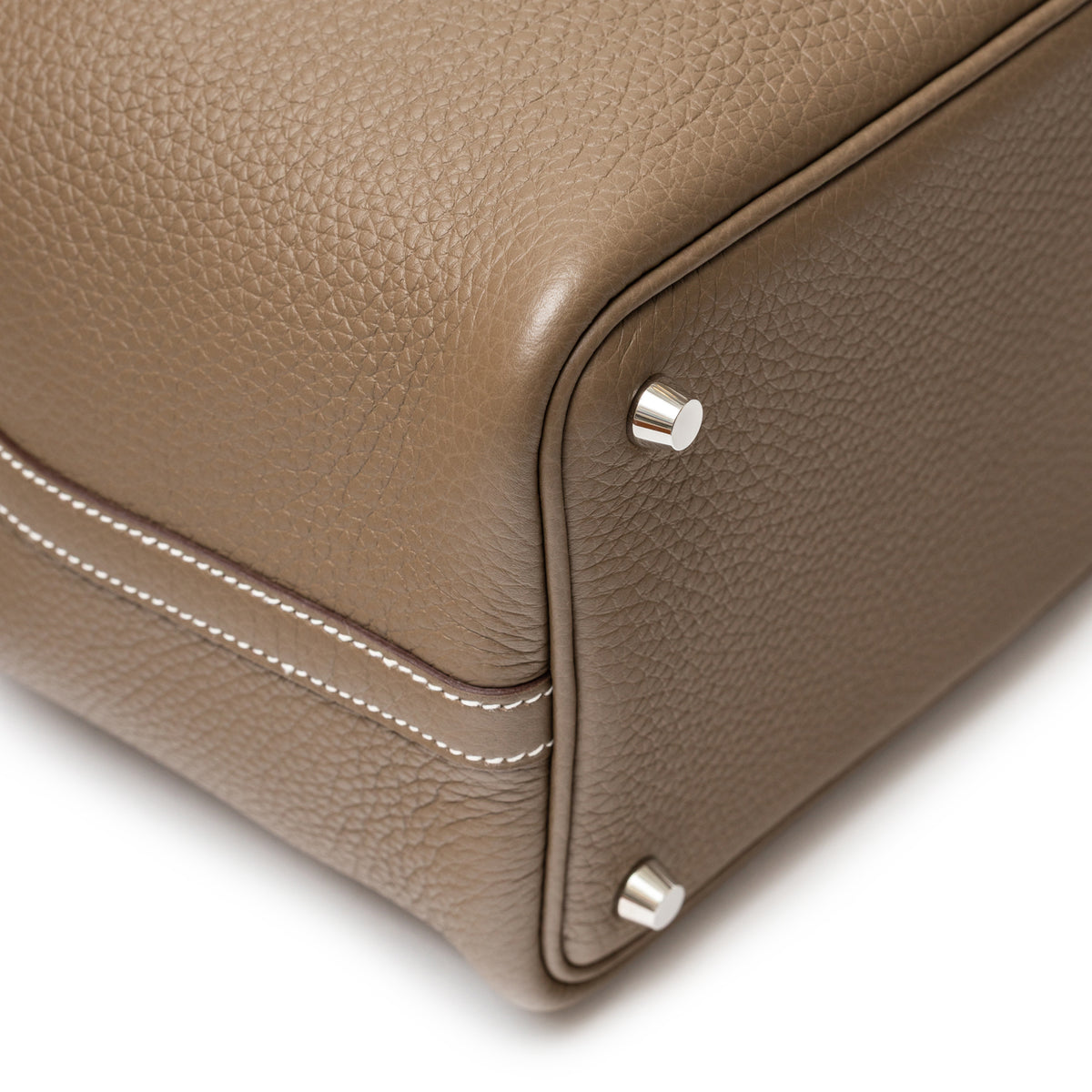 Hermès Picotin 18 Etoupe Clemence Palladium Hardware corner with feet and stitching