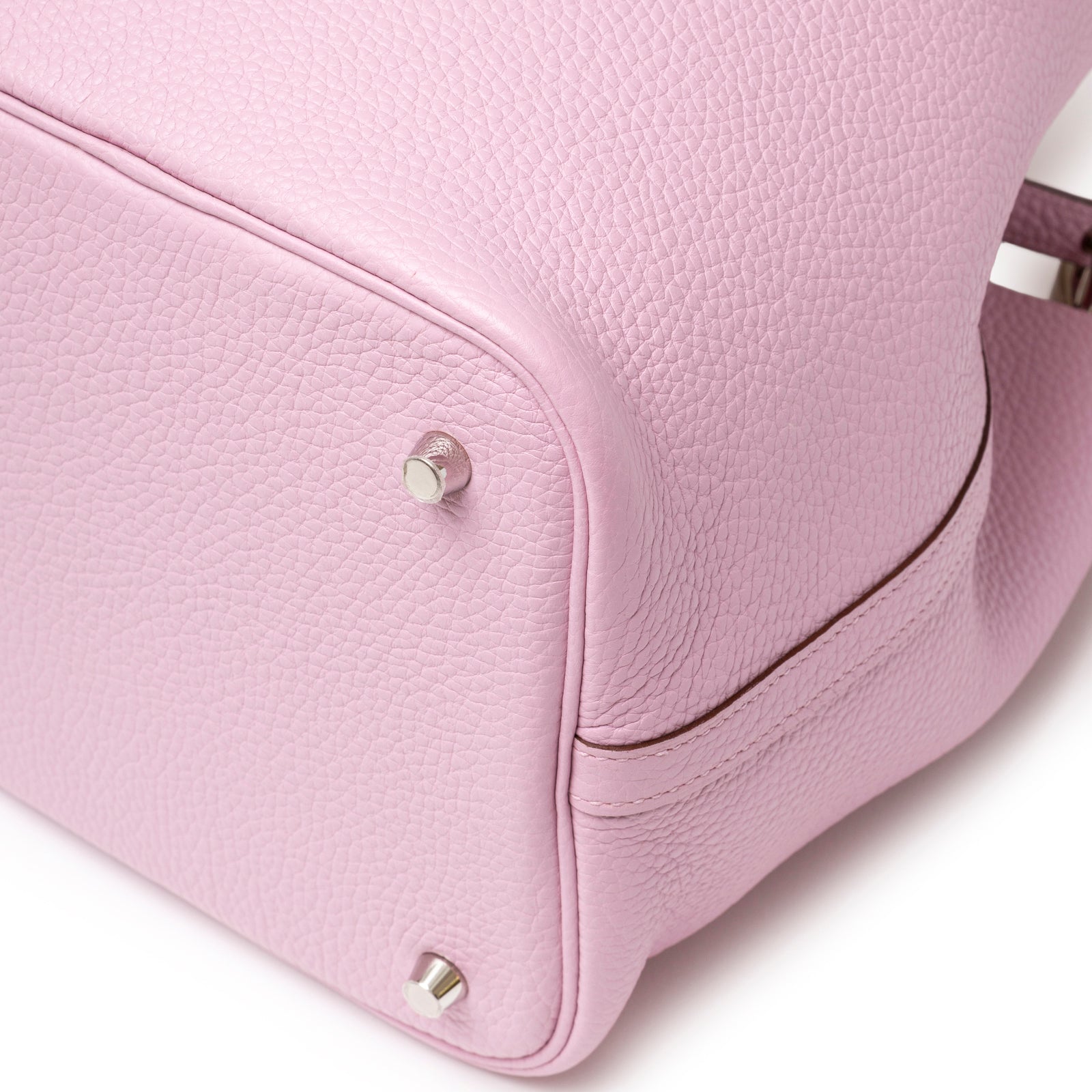 Close-up of bottom corner and palladium feet on Hermès Picotin 22 Mauve Sylvestre Clemence Palladium Hardware handbag