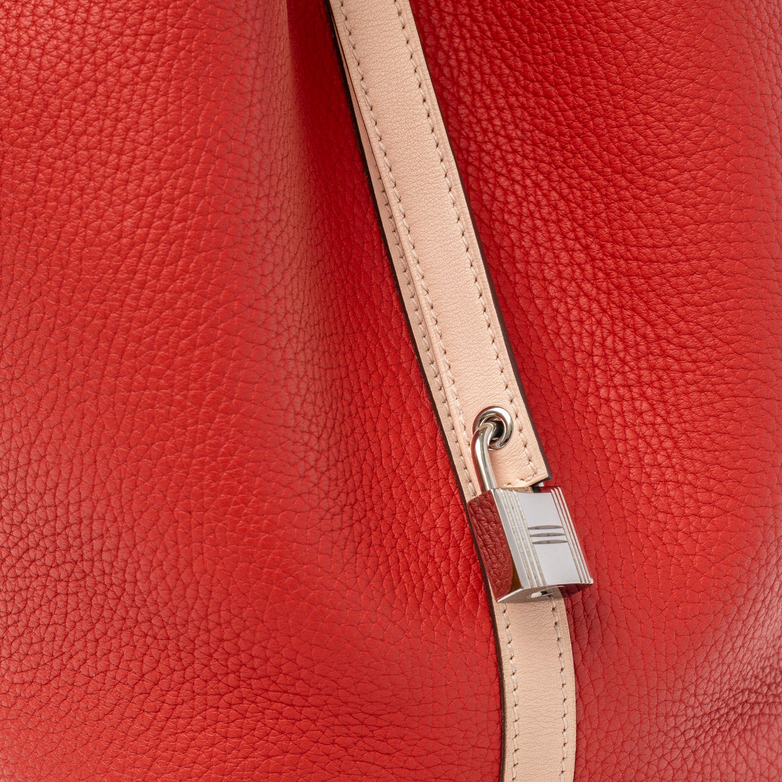Close-up of pendant lock detail on Hermès Picotin 22 Rouge Tomate Rose Elegante Clemence Palladium Hardware