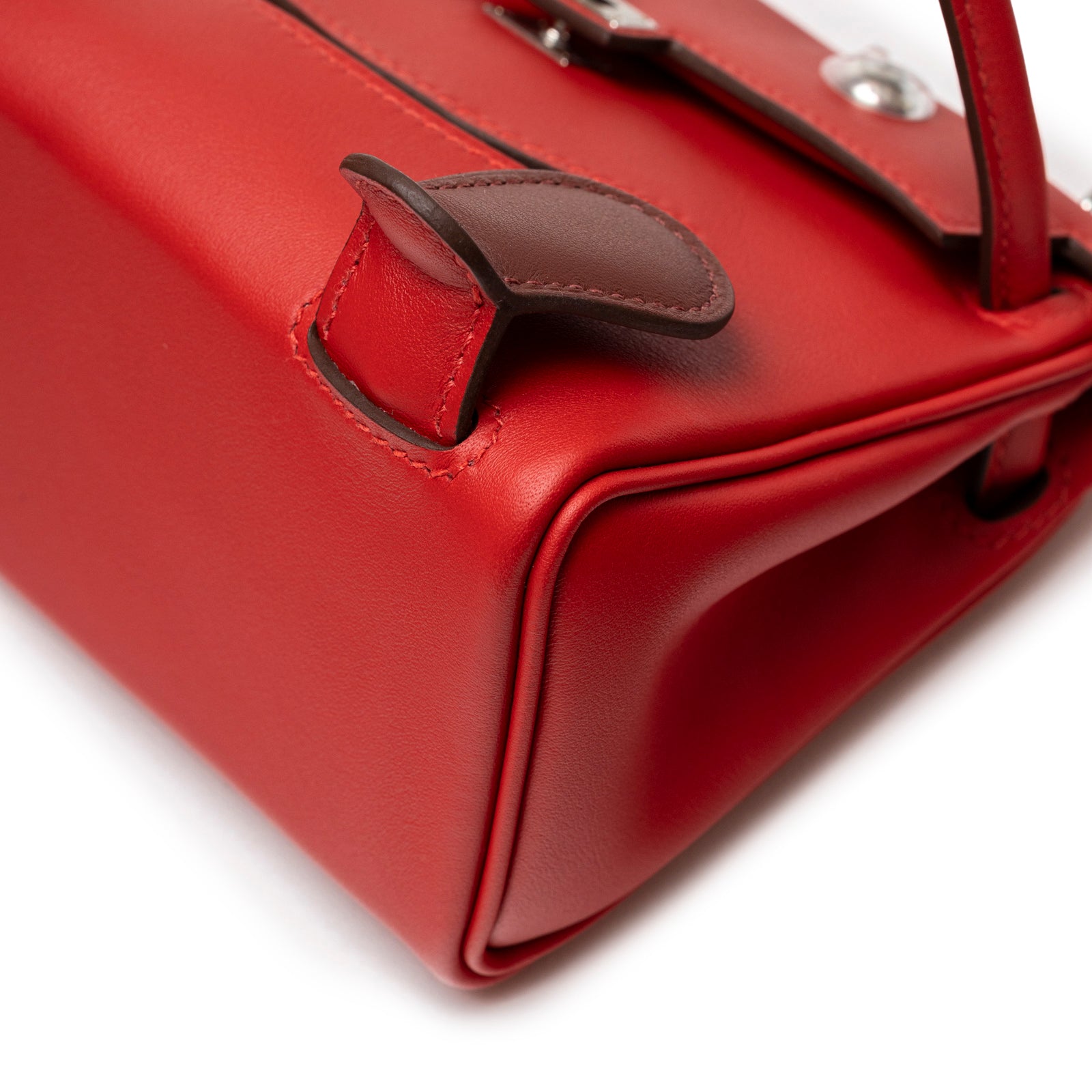 Close-up angled view of red leather corner detail on Hermès Quelle Idolle Kelly Doll Rouge Radieux Rouge H Swift Palladium Hardware