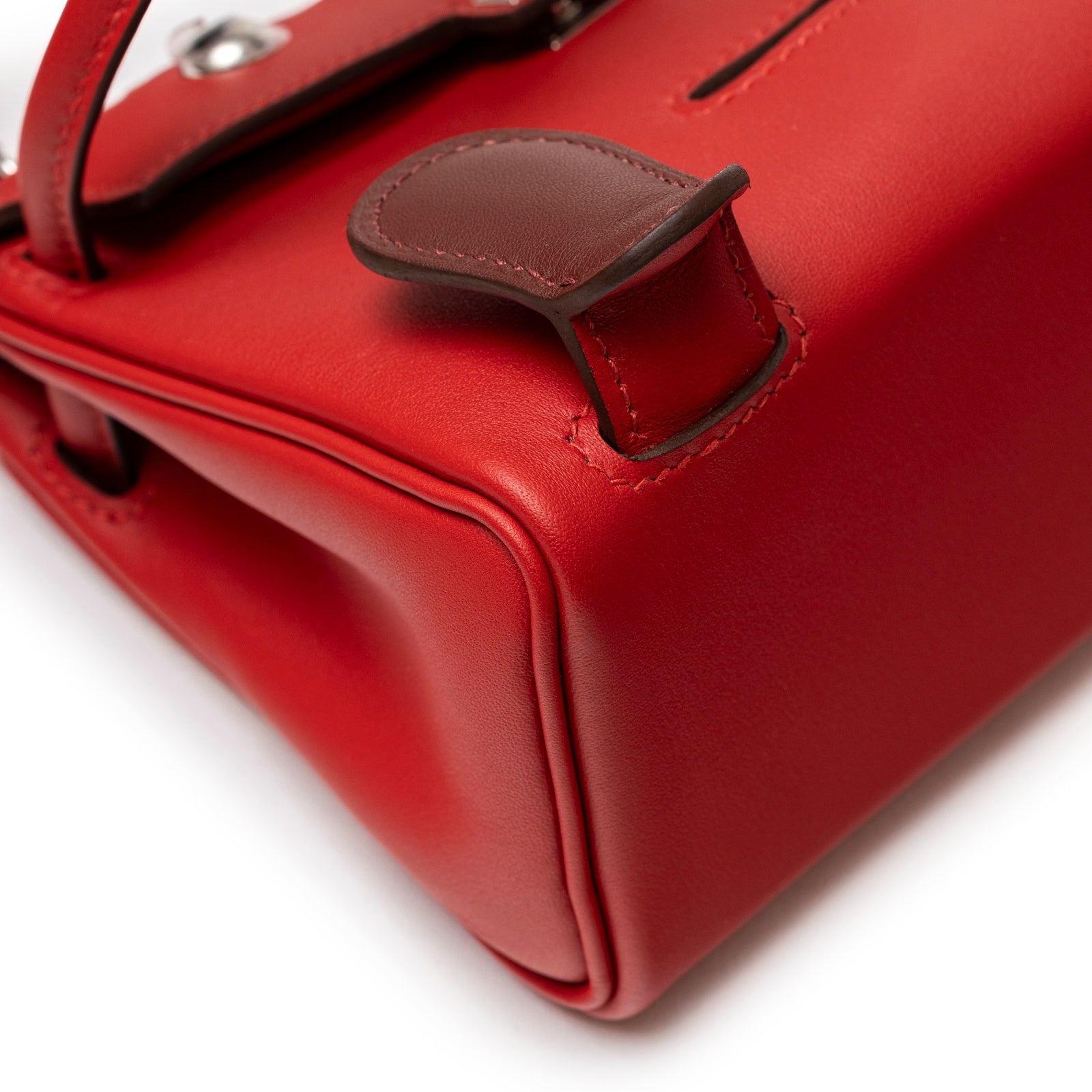 Close-up of red leather corner stitching on Hermès Quelle Idolle Kelly Doll Rouge Radieux Rouge H Swift Palladium Hardware bag