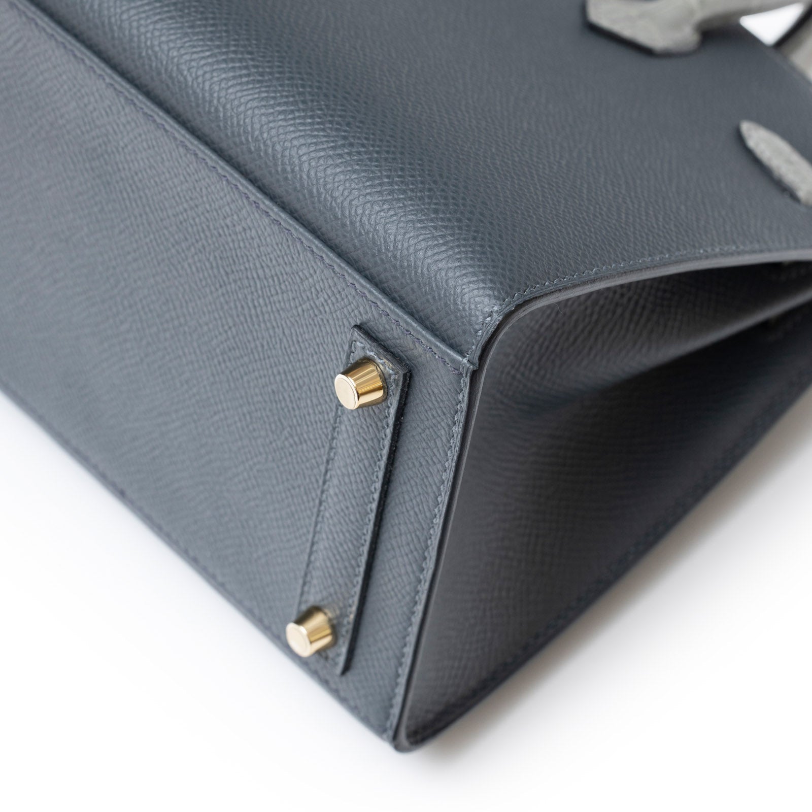 Close-up of the corner and permabrass hardware on the Hermès Sac Faubourg Birkin 20 "Rainy Days" Gris Misty Matte Alligator