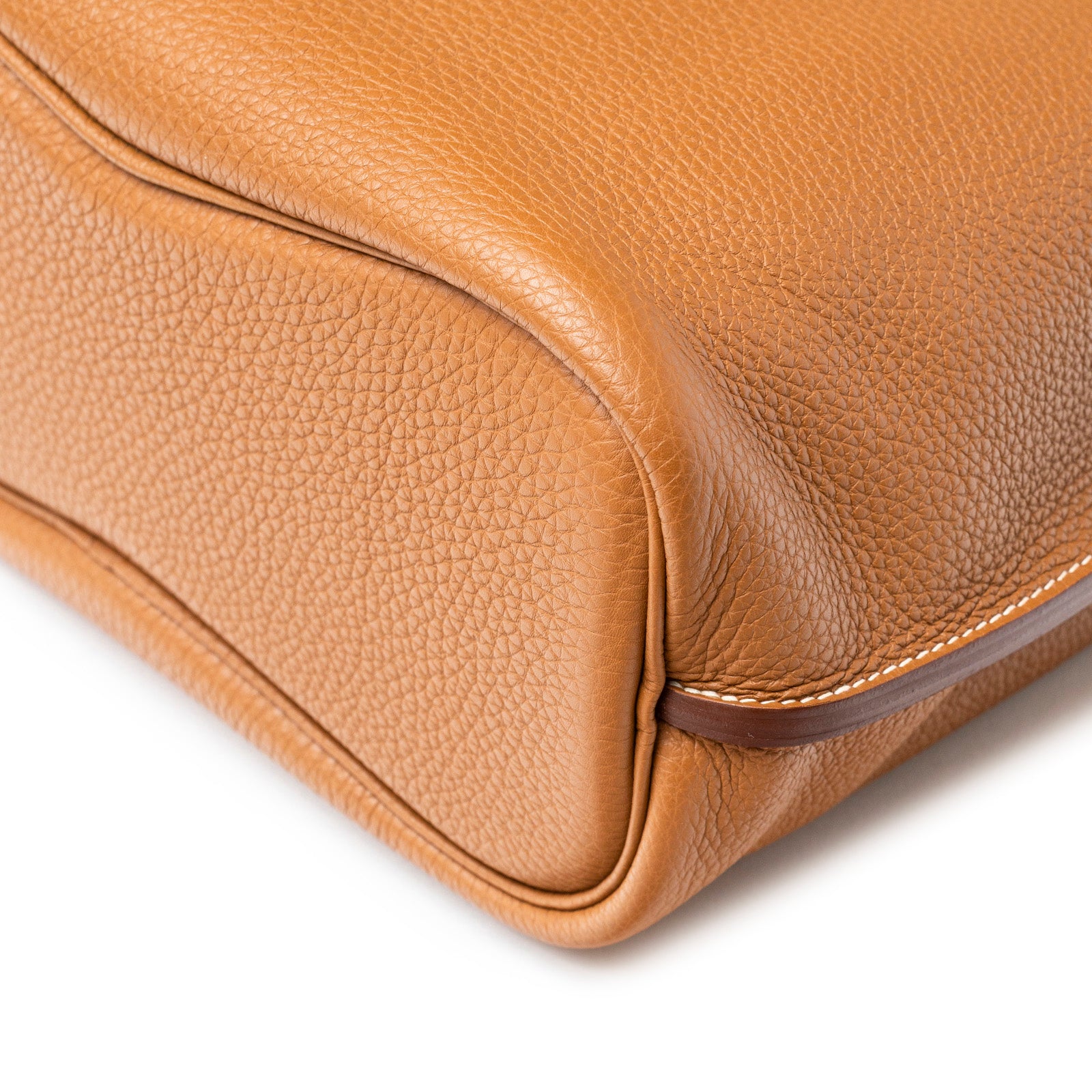 Close-up angled shot of the corner and stitching on Hermès So Kelly 26 Gold Togo Gold Palladium Hardware bag
