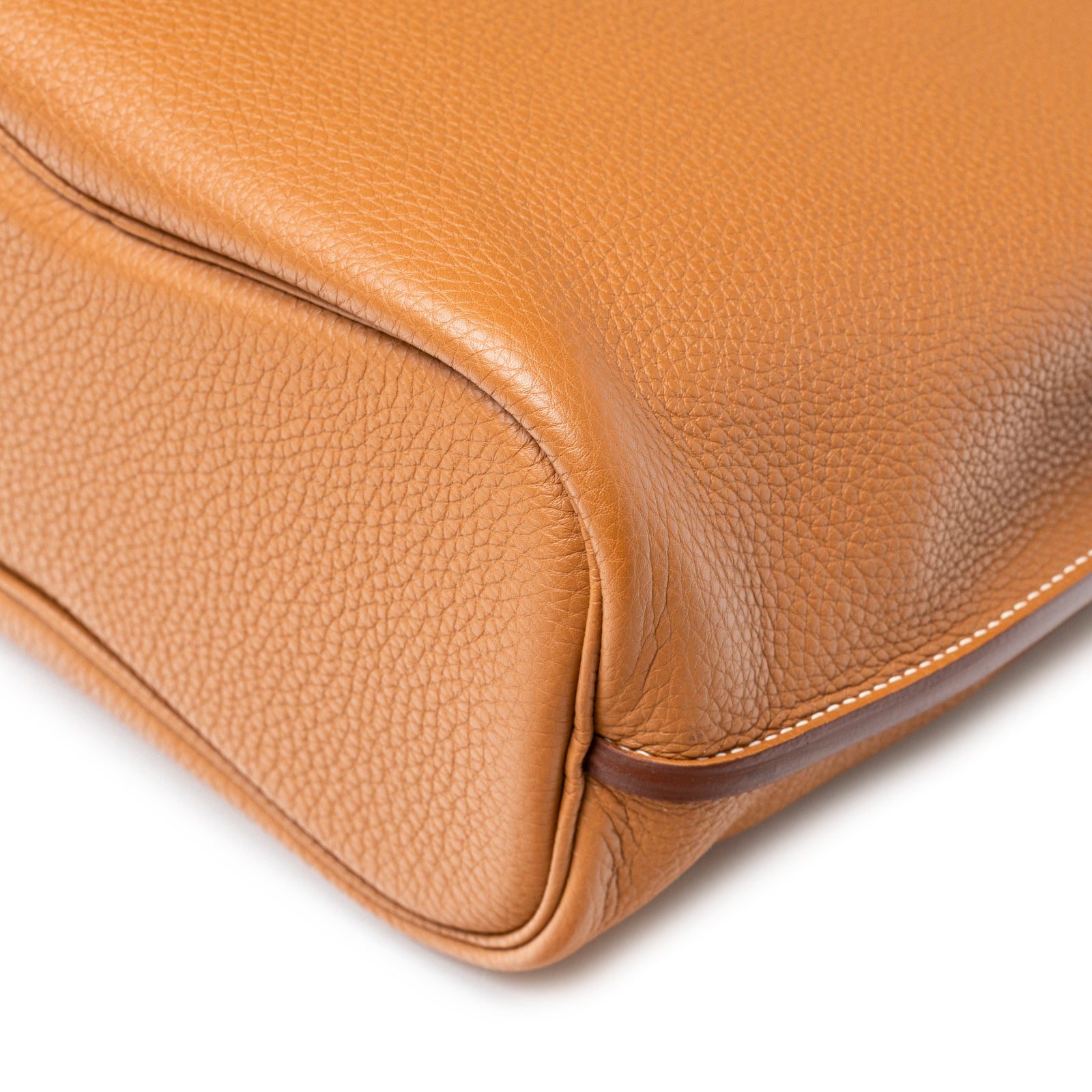 Close-up of bottom corner showing gold togo leather texture on Hermès So Kelly 26 Gold Togo Gold Palladium Hardware