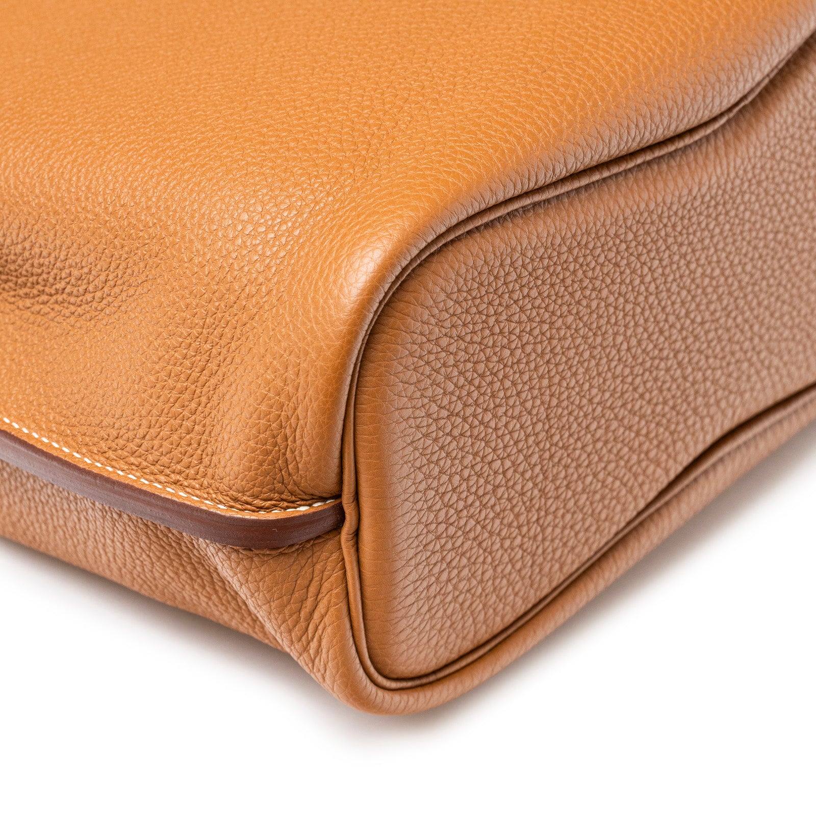 Close-up of bottom corner stitching and texture on Hermès So Kelly 26 Gold Togo Gold Palladium Hardware bag