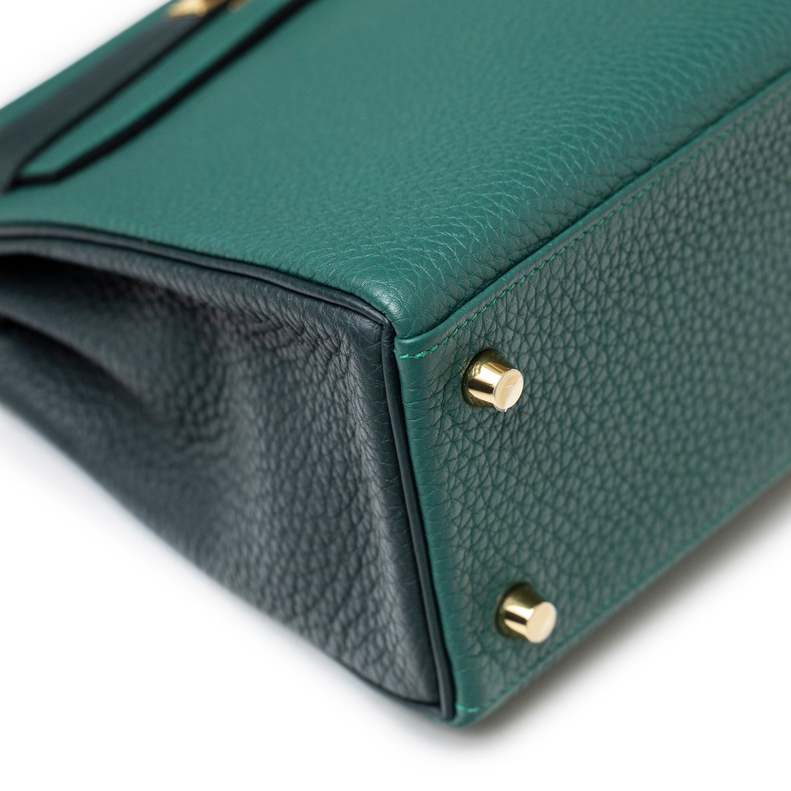 Close-up of bottom corner showing green togo leather and gold hardware on Hermès Special Order HSS Horseshoe Kelly 25 Malachite Vert Togo Gold Hardware
