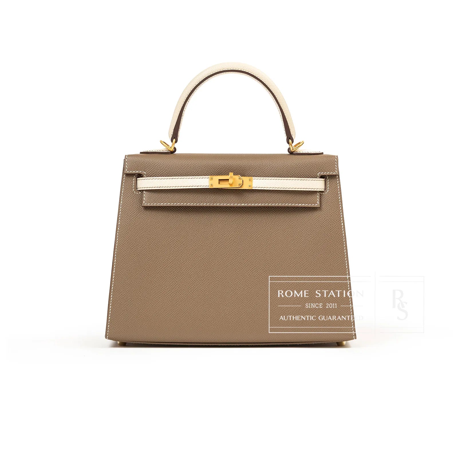 Front view of Hermès Horseshoe Kelly 25 Sellier Etoupe/Craie Epsom Brushed Gold Hardware handbag with contrast handle