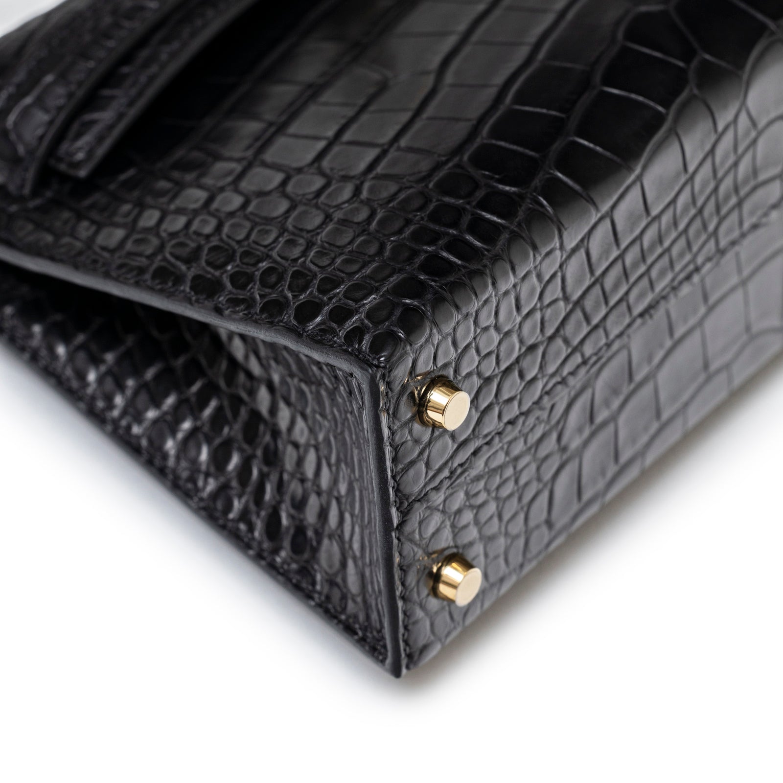 Close-up of the black matte alligator corner with permabrass hardware on Hermès Special Order HSS Horseshoe Mini Kelly II Black Blue Matte Alligator Permabrass Hardware