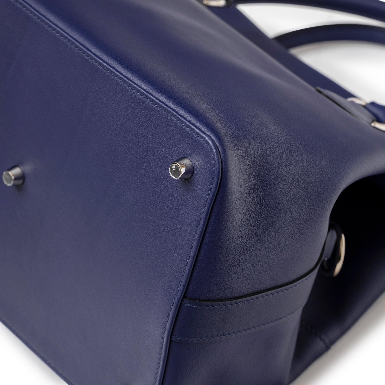 Hermès Tool Box 26 Blue Encre Blue Zellige Swift Palladium Hardware leather corner closeup