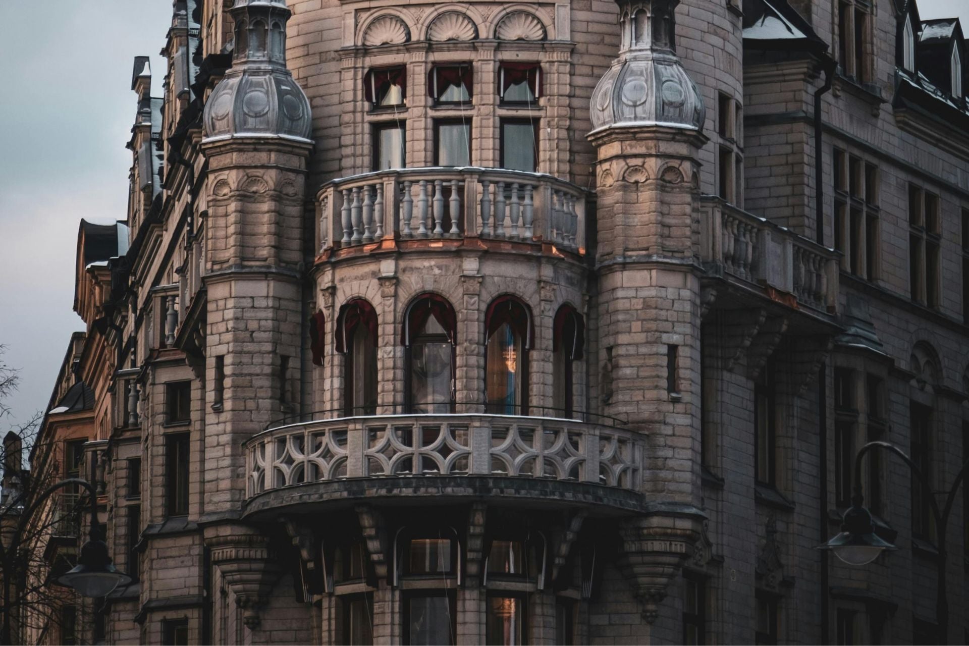 What Hidden Factors Influence Van Cleef Jewelry Pricing in Canada