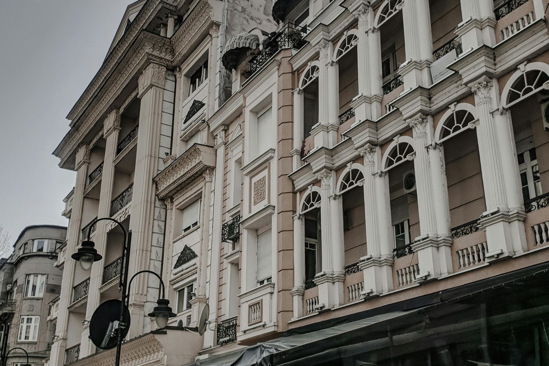 White Gold vs Yellow Gold: Which Is More In Demand for Van Cleef Jewelry?