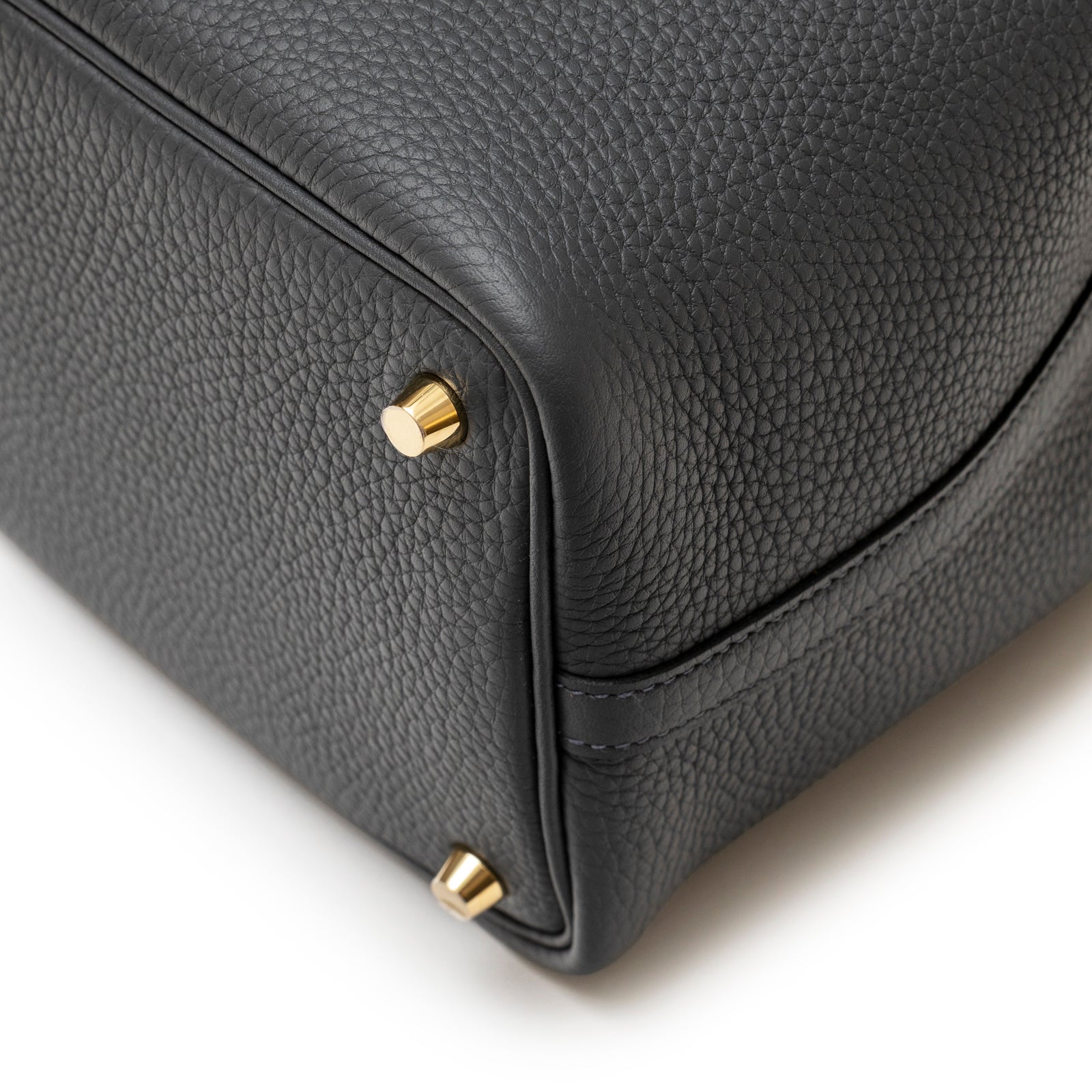 Close-up of bottom corner showing pebbled leather and permabrass hardware on Hermès Picotin 18 Gris Misty Clemence Permabrass Hardware