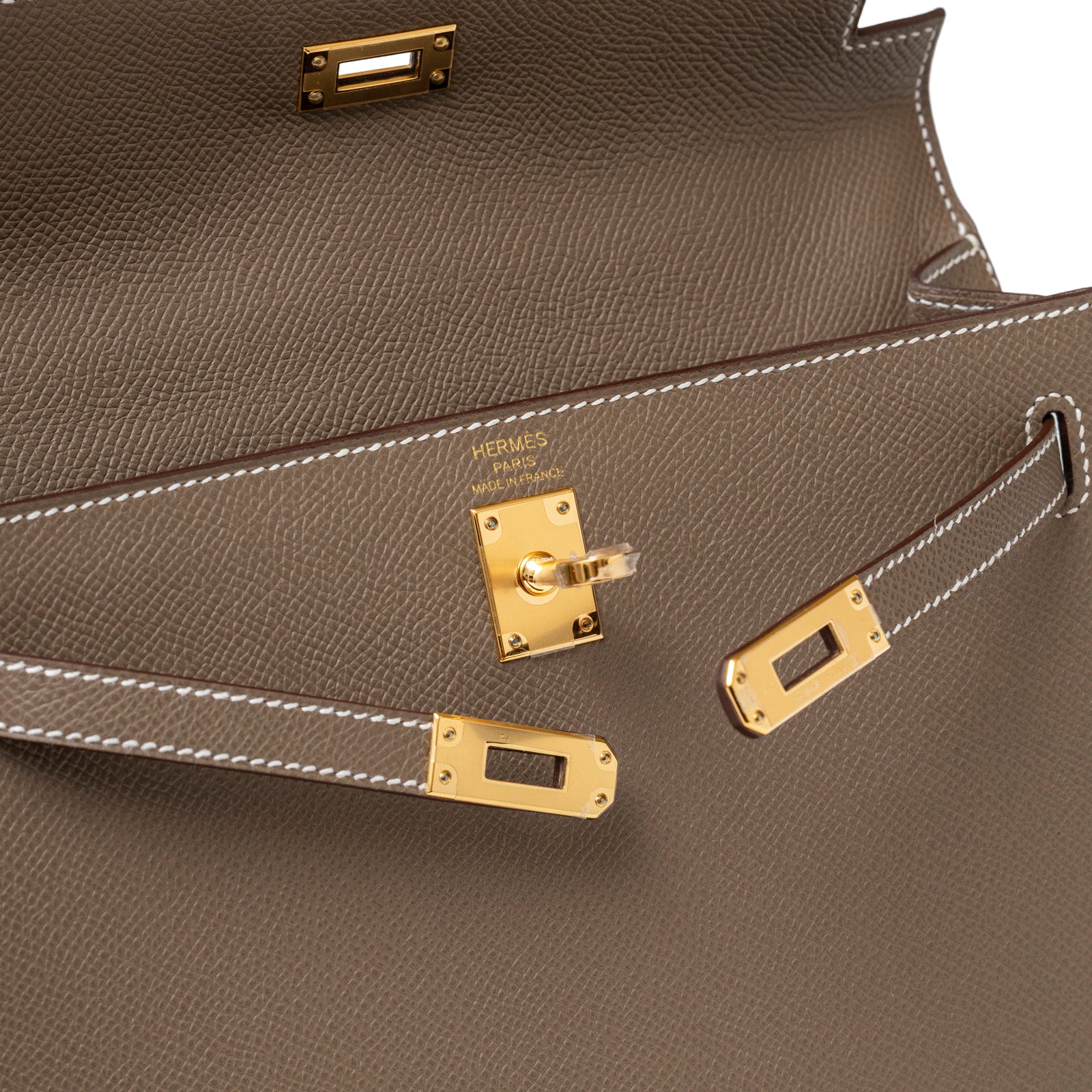 Close-up of Hermès Kelly 25 Sellier Etoupe Epsom Gold Hardware showing interior lock and stitching detail