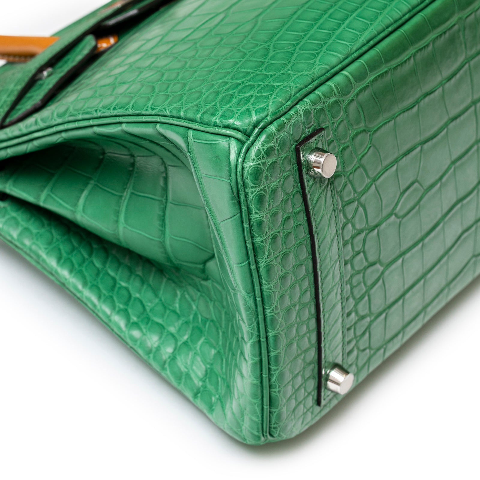 Close-up of bottom corner showing green Hermès Birkin 30 Touch Cactus/Naturel-Sable Matte Alligator Palladium Hardware details