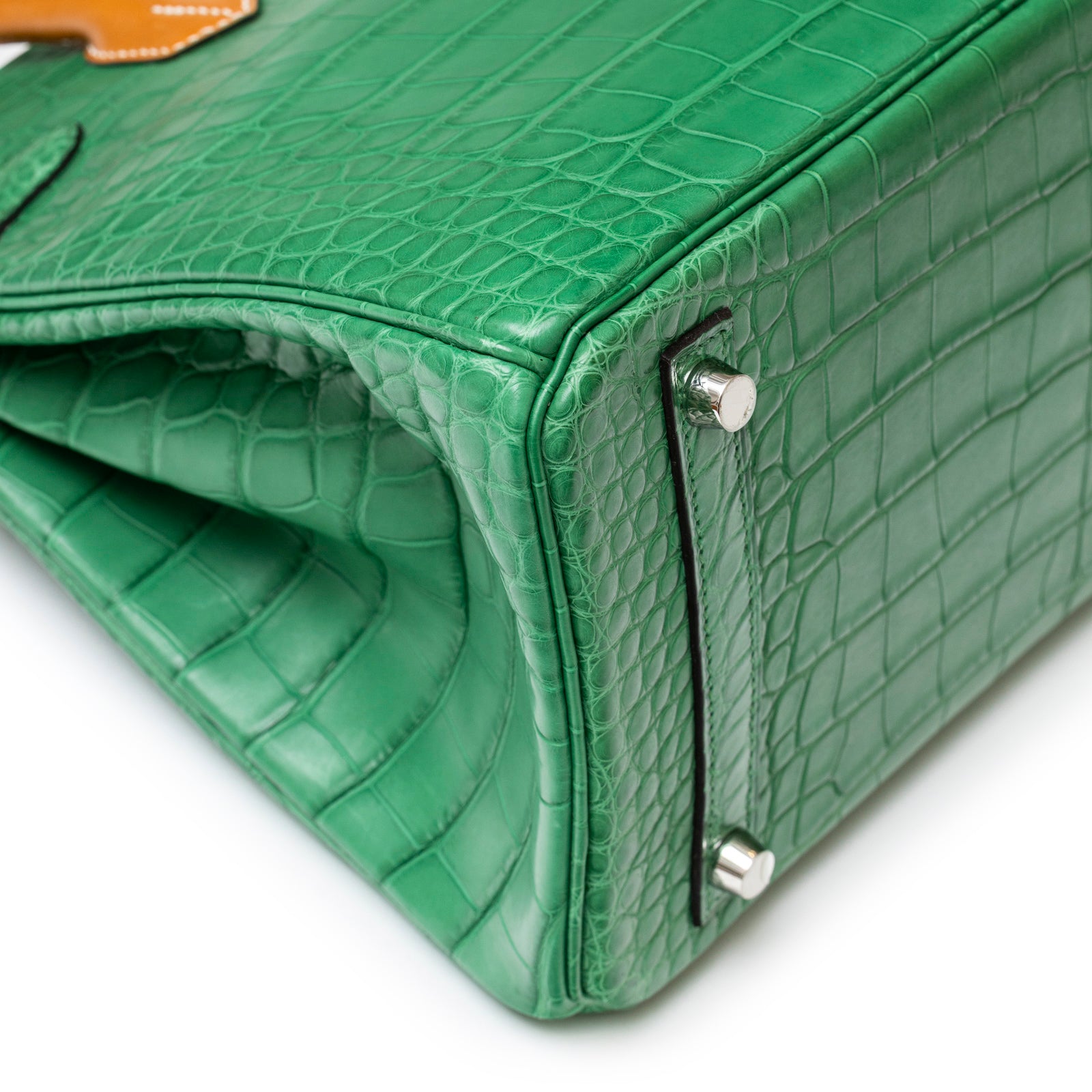 Close-up of bottom corner and palladium hardware on Hermès Birkin 30 Touch Cactus/Naturel-Sable Matte Alligator Palladium Hardware