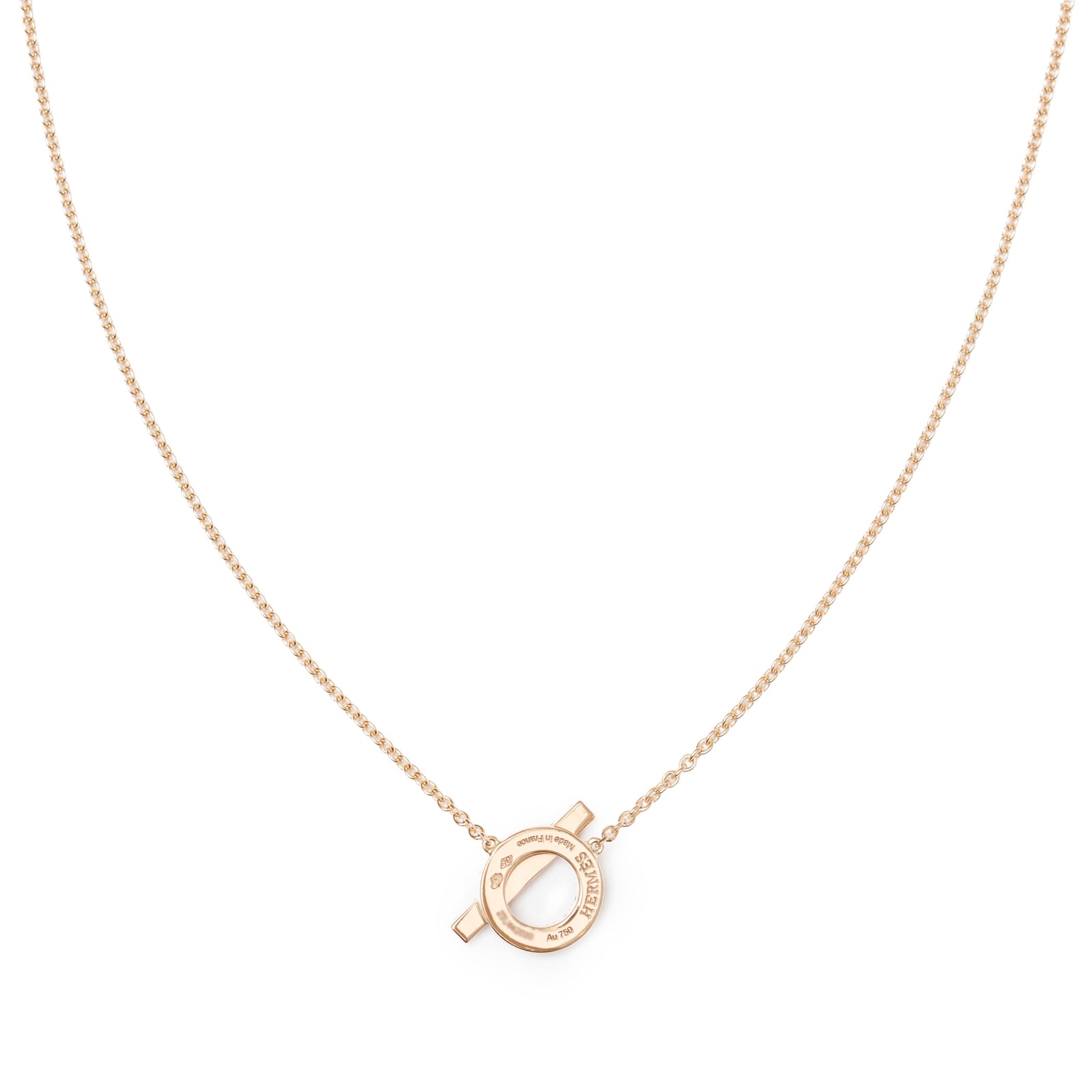Close-up front view of Hermès Finesse Pendant Rose Gold Au750 fine chain with circular motif pendant