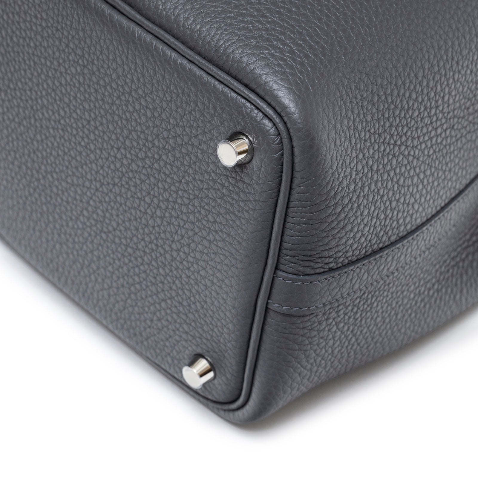 Close-up of bottom corner and palladium hardware feet on Hermès Picotin 18 Ardosie Clemence Palladium Hardware bag