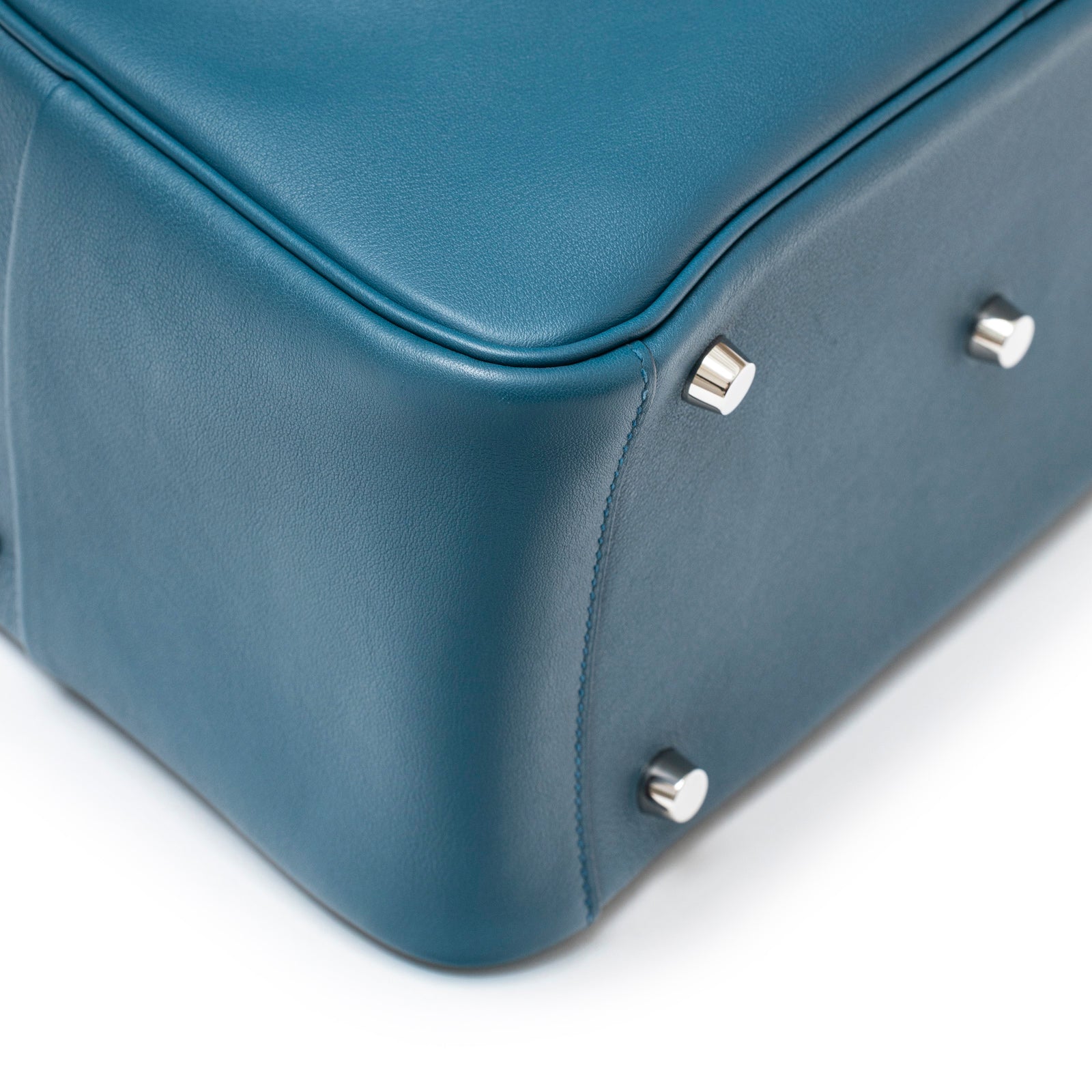 Close-up of bottom corner with palladium feet on Hermès Lindy 26 Colvert Swift Palladium Hardware showing smooth leather texture