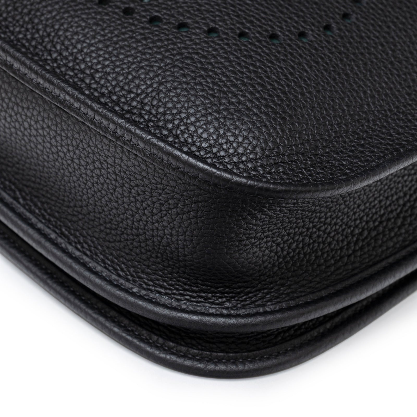 Close-up of corner and stitching detail on Hermès Evelyne PM 29 Black Clemence Gold Hardware bag