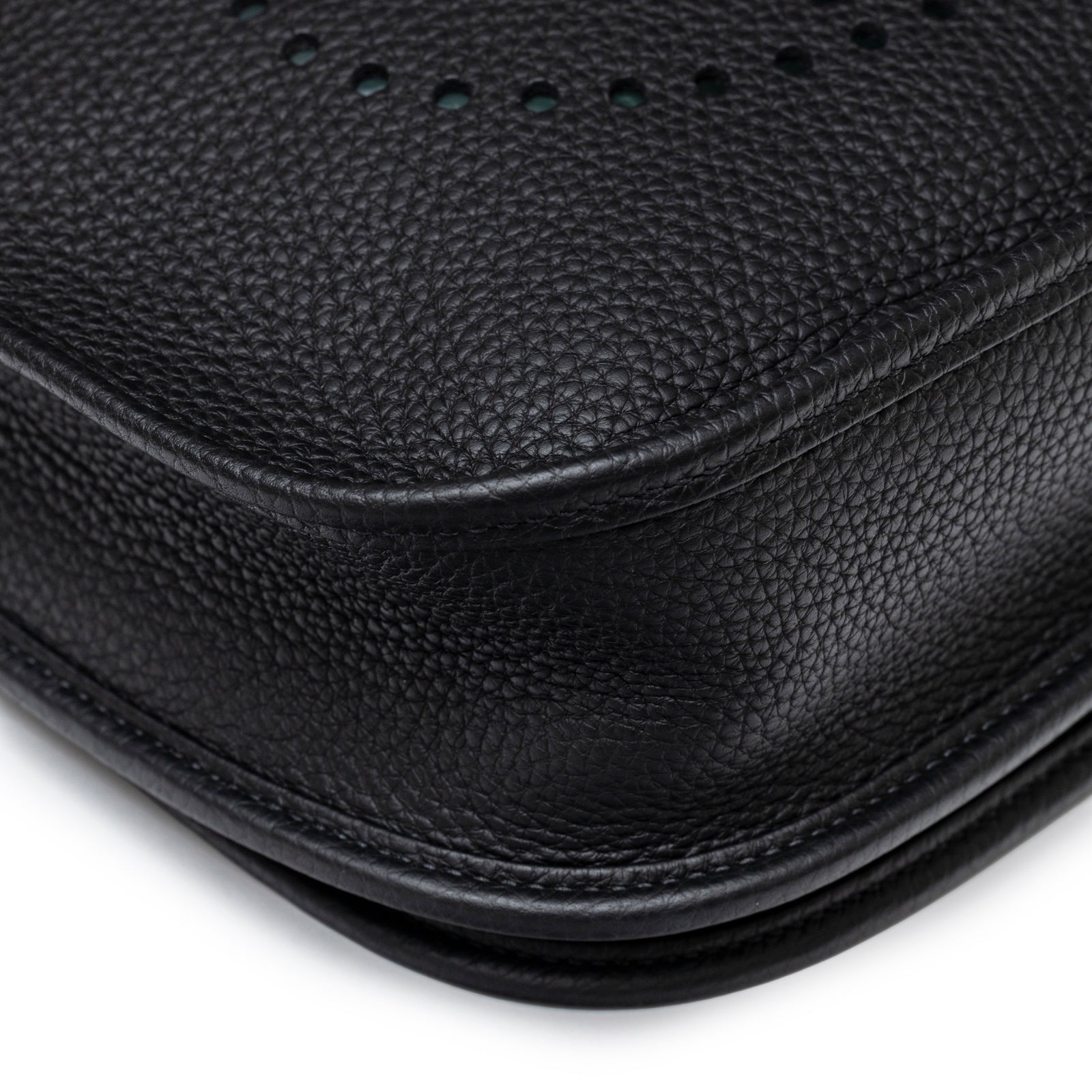 Close-up detail of black Clemence leather corner on Hermès Evelyne PM 29 Black Clemence Gold Hardware bag